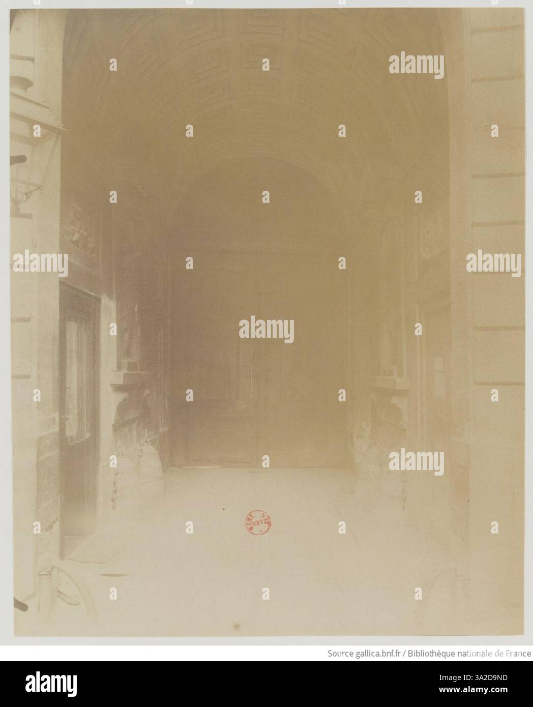 La fotografia di Eugène Atget raffigura l'Hôtel de la Chancellerie d'Orléans al 19 di Rue des Bons-Enfants, che cattura il suo design architettonico a Parigi. Foto Stock
