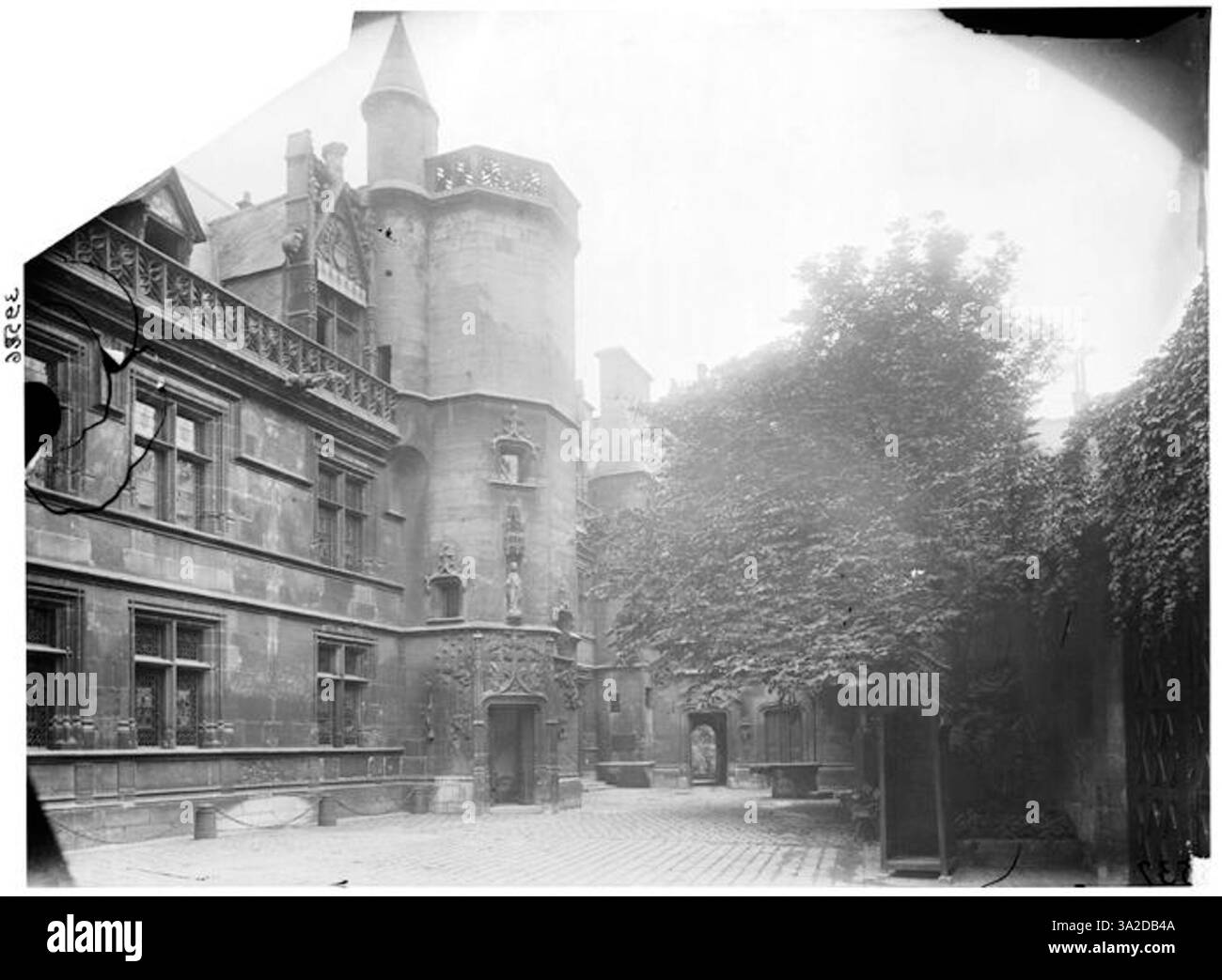 Questa fotografia del 1910 di Eugène Atget mostra il cortile e la torre del Musée National du Moyen-Âge (Musée de Cluny), catturando l'architettura medievale e l'edificio storico. Foto Stock