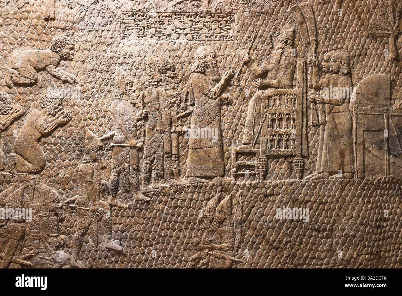 Rilievo in pietra raffigurante scene storiche assire, British Museum. Londra, Regno Unito, 21 ottobre 2023 Foto Stock