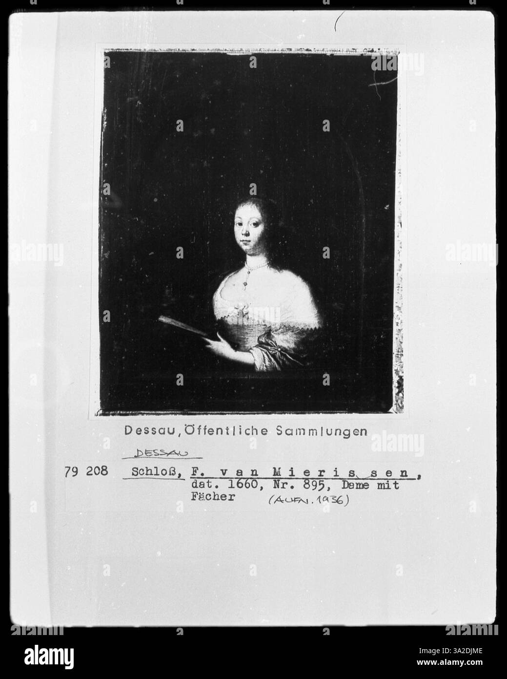 Questo dipinto, "Signora con ventilatore", attribuito a Frans van Mieris il Vecchio, raffigura una donna che tiene in mano un ventilatore, vestita con un elaborato abbigliamento del XVII secolo. L'opera enfatizza la delicata consistenza del ventilatore e i raffinati dettagli nei suoi abiti, tipici dell'approccio meticoloso dell'artista alla pittura di genere. Foto Stock