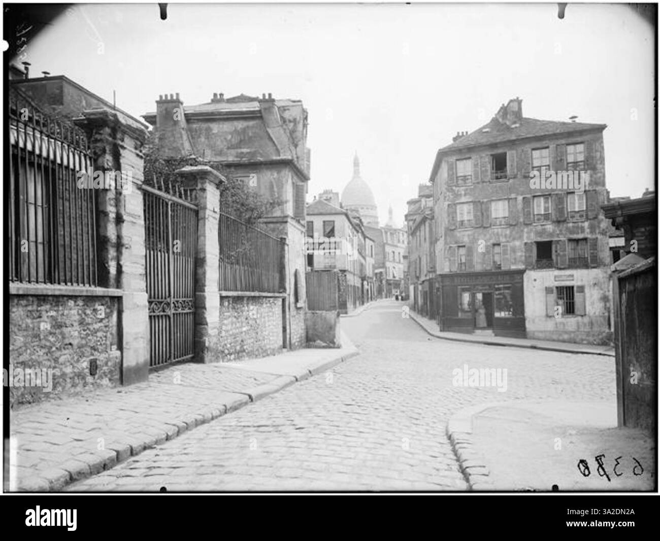 Questa fotografia del 1910 di Eugène Atget mostra la facciata della basilica del Sacro Cœur a Parigi, sottolineando le caratteristiche architettoniche della basilica e l'area circostante. Foto Stock