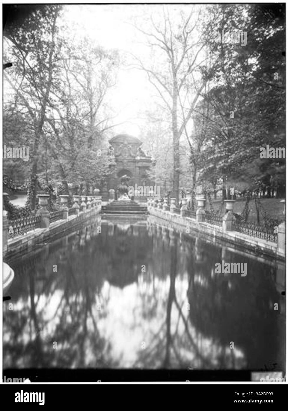 Questa fotografia di Eugène Atget raffigura la Fontaine Médicis nel Jardin du Luxembourg, Parigi. L'immagine cattura il design classico della fontana e dei suoi dintorni nel famoso giardino parigino. Foto Stock