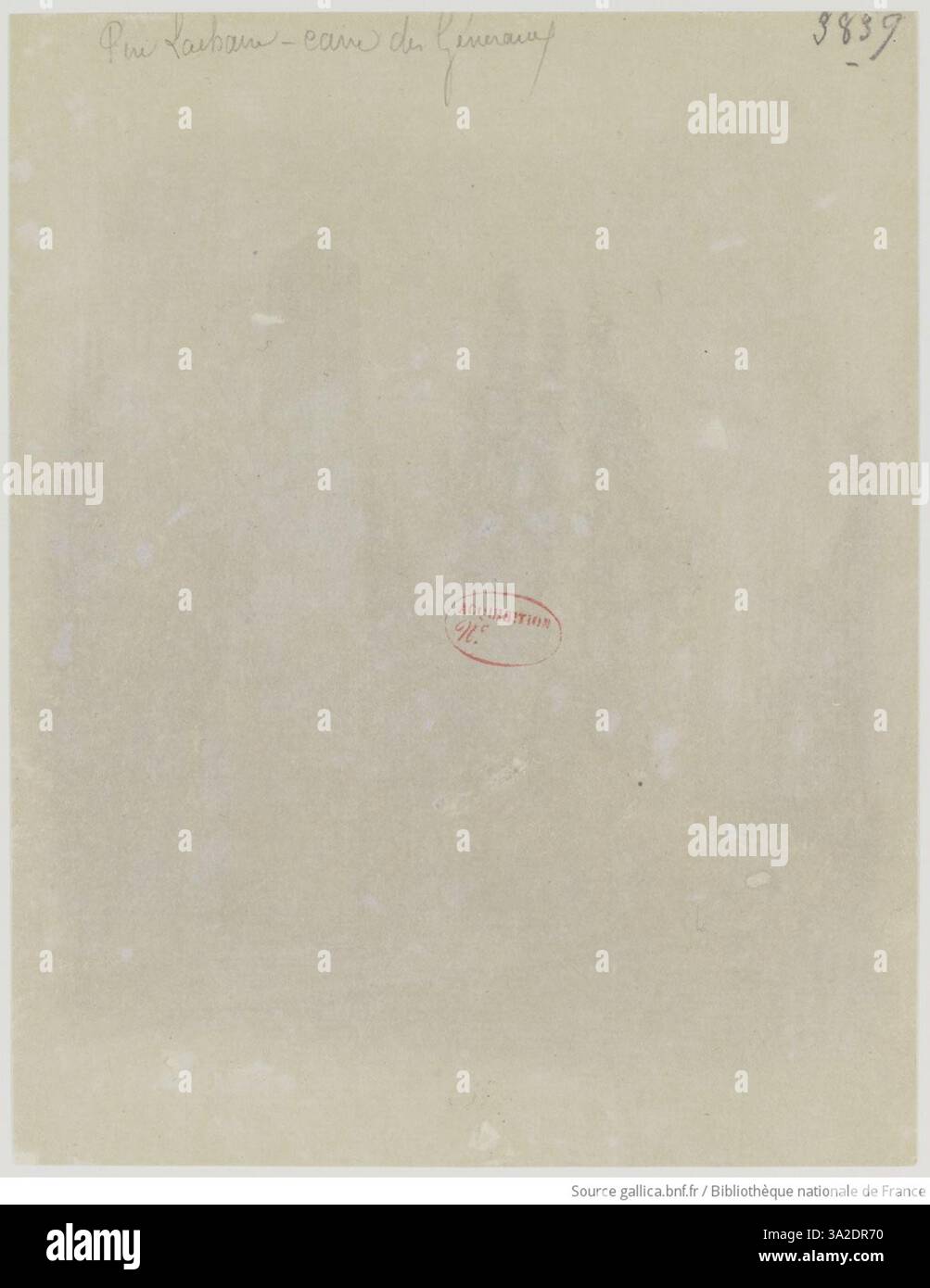 Questa fotografia di Eugène Atget del Carré des Généraux al cimitero di Père Lachaise documenta il luogo di riposo di importanti figure militari. L'immagine sottolinea gli aspetti storici e architettonici di questo significativo sito parigino. Foto Stock