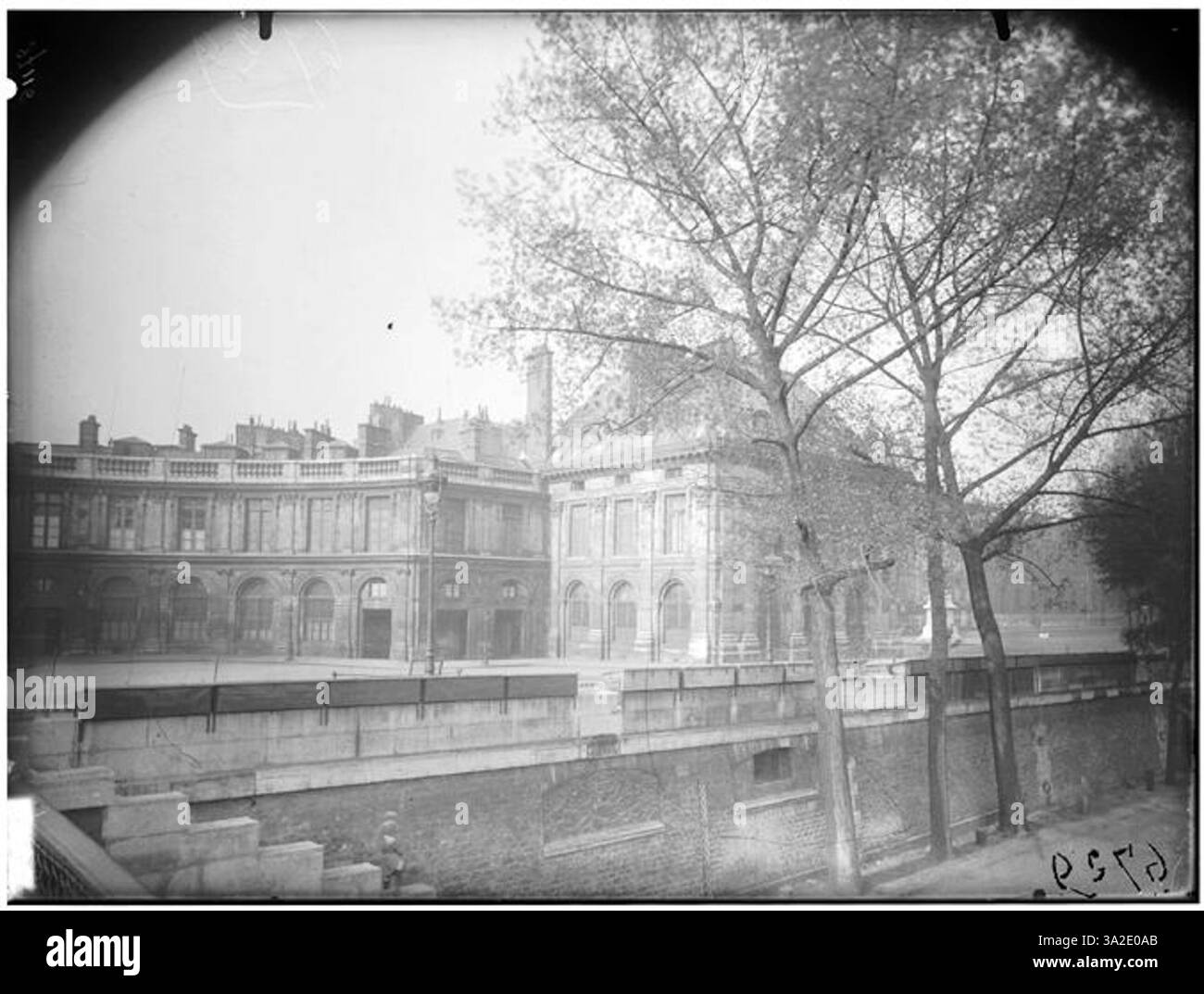 La fotografia di Eugène Atget del 1910 mostra la facciata del Palais de l'Institut di Parigi, concentrandosi sul suo grande design architettonico e sul contesto storico. Foto Stock