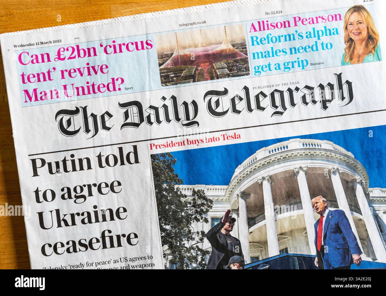 12 marzo 2025. Il titolo del Daily Telegraph è che Putin ha detto di accettare il cessate il fuoco in Ucraina. Foto Stock