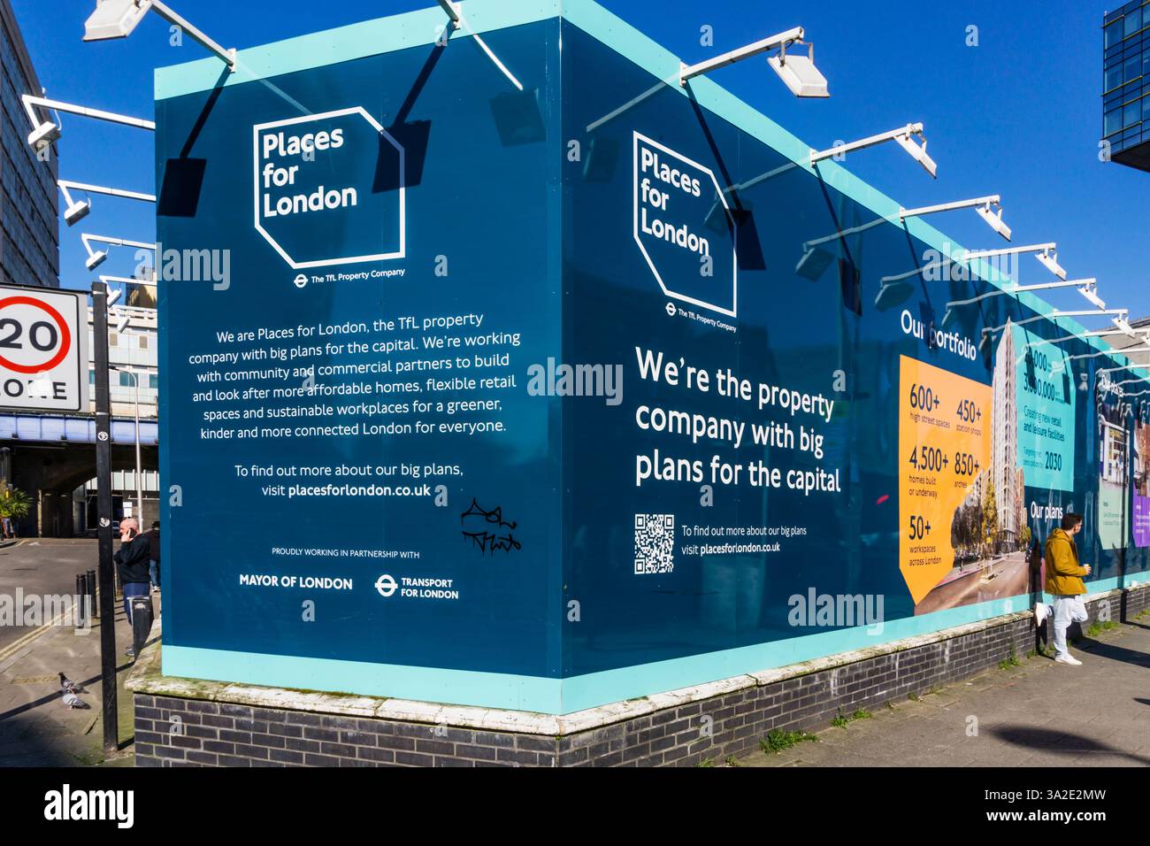 Un sito di raccolta a The Cut, South London, pubblicizza posti per Londra, la compagnia immobiliare di trasporti per Londra. Foto Stock