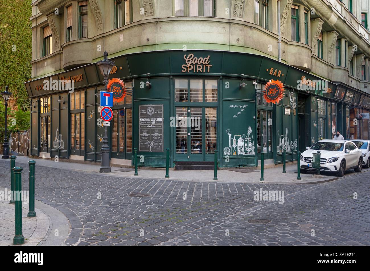 Vista di un bar nella piazza centrale principale di Budapest, Ungheria. Foto Stock
