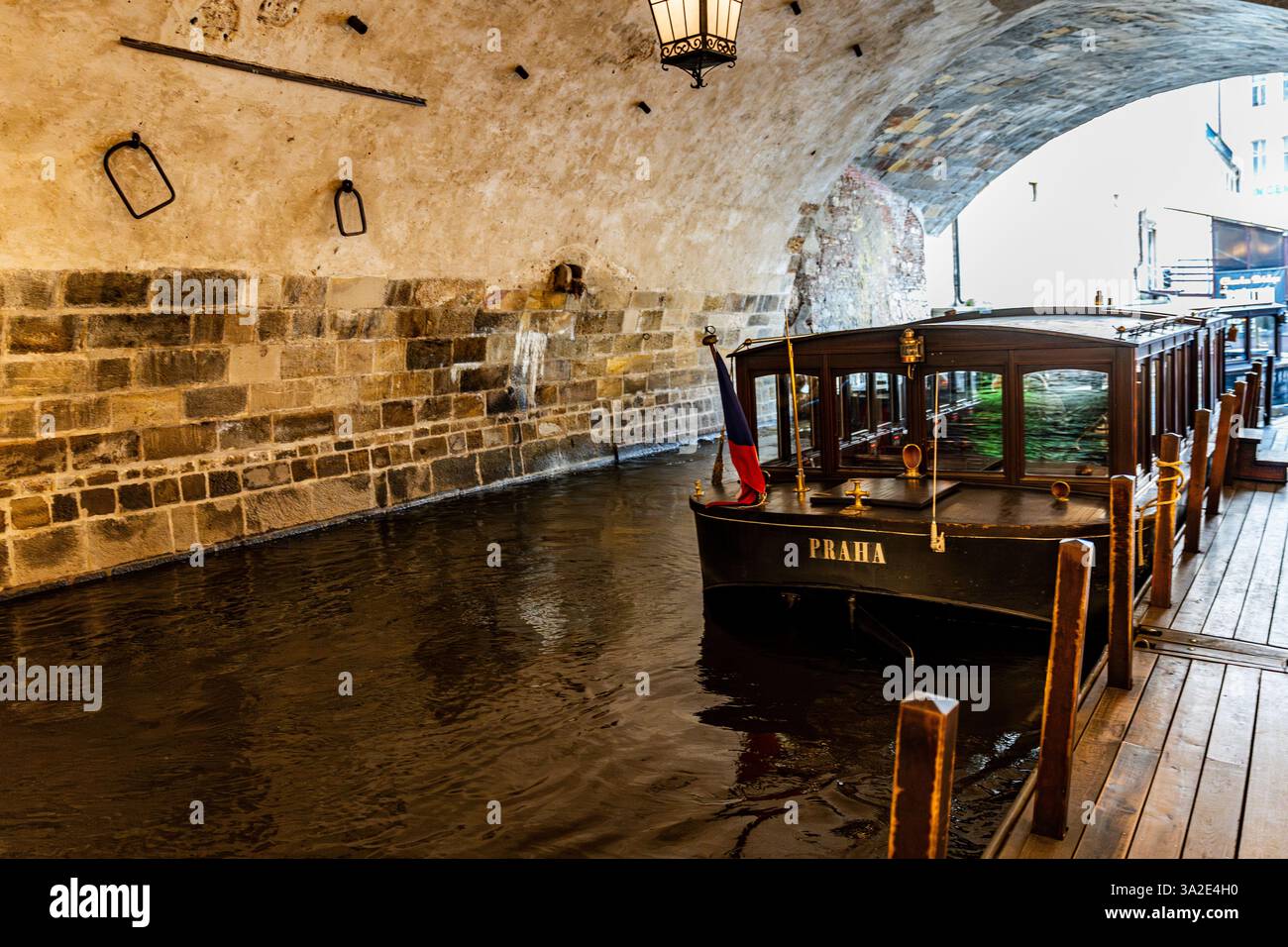 Barche Vodouch in legno ormeggiate al molo di partenza vicino al Ponte Carlo, pronte per un tour panoramico lungo il fiume Moldava, nel centro di Praga, Czechia Foto Stock