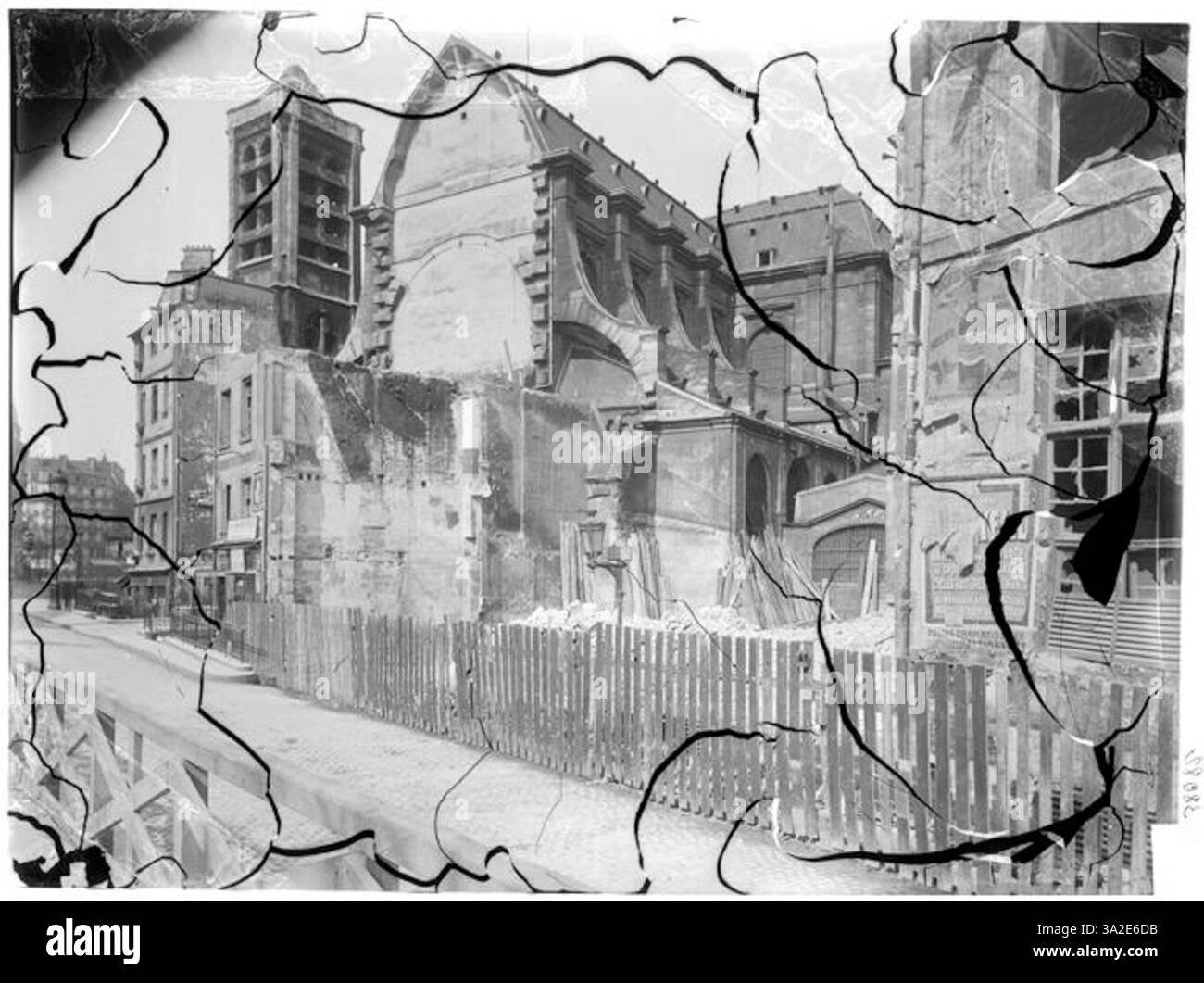 In questa fotografia del 1910, Eugène Atget mostra i lavori di demolizione dell'Eglise Saint-Nicolas-du-Chardonnet, evidenziando il mutevole paesaggio urbano di Parigi. Foto Stock