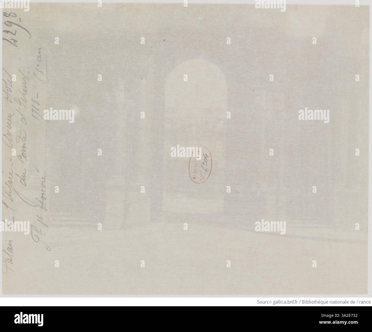 Una fotografia di Eugène Atget raffigurante l'Ancien Hôtel du Comte d'Evreux vicino al Palais de l'Elysée. L'immagine illustra la grandezza architettonica di questo edificio storico, mostrando il significato di tali strutture nel contesto della storia urbana parigina. Foto Stock