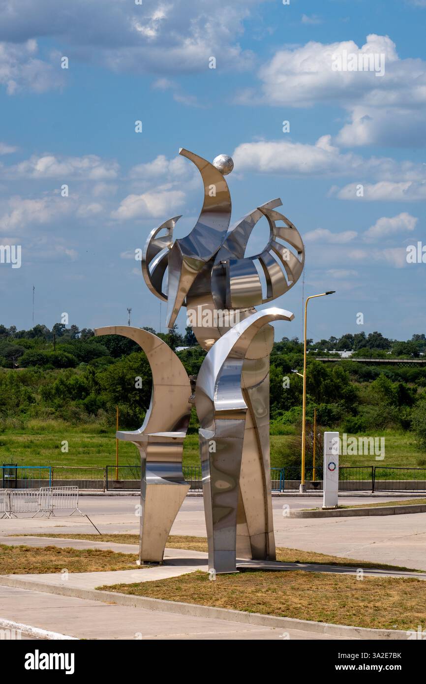 Una scultura d'arte moderna in acciaio inossidabile allo stadio unico madre de Ciudades di Santiago del estero, Argentina. Foto Stock