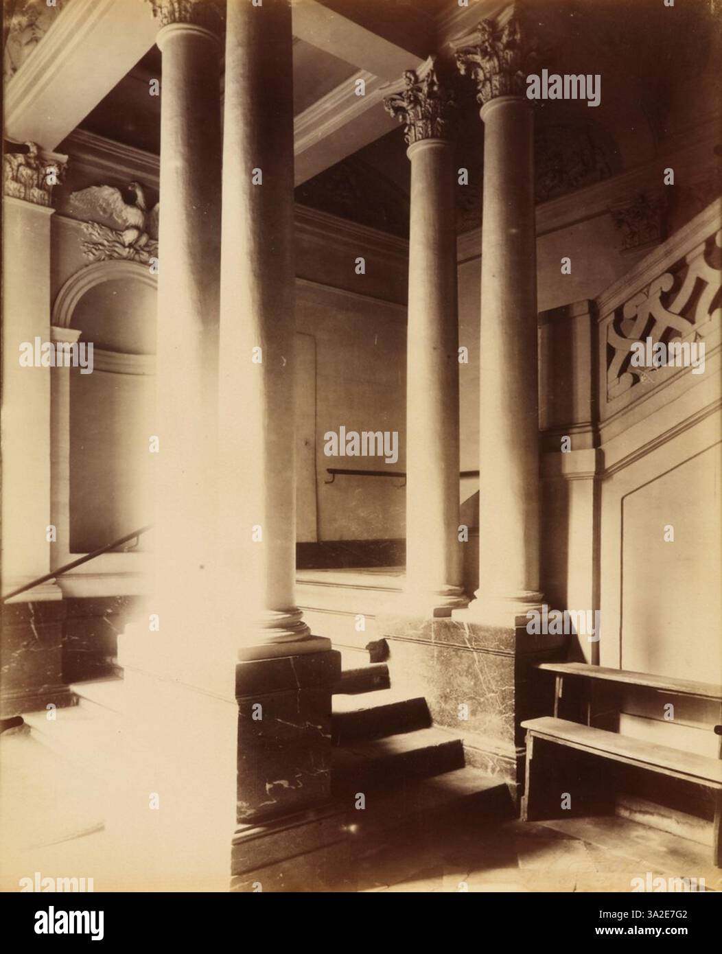 Questa fotografia di Atget mostra il Hôtel de Beauvais al 68 di Rue Franc Miron, sottolineandone le caratteristiche architettoniche e il significato storico. Foto Stock