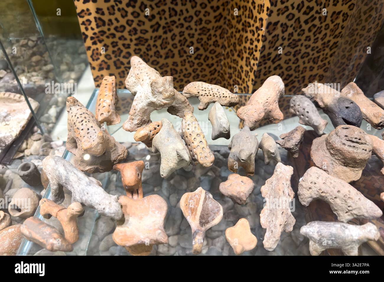 Animali di ceramica amerindi indigeni nel Centro culturale Bicentenario, Santiago del estero, Argentina. Foto Stock