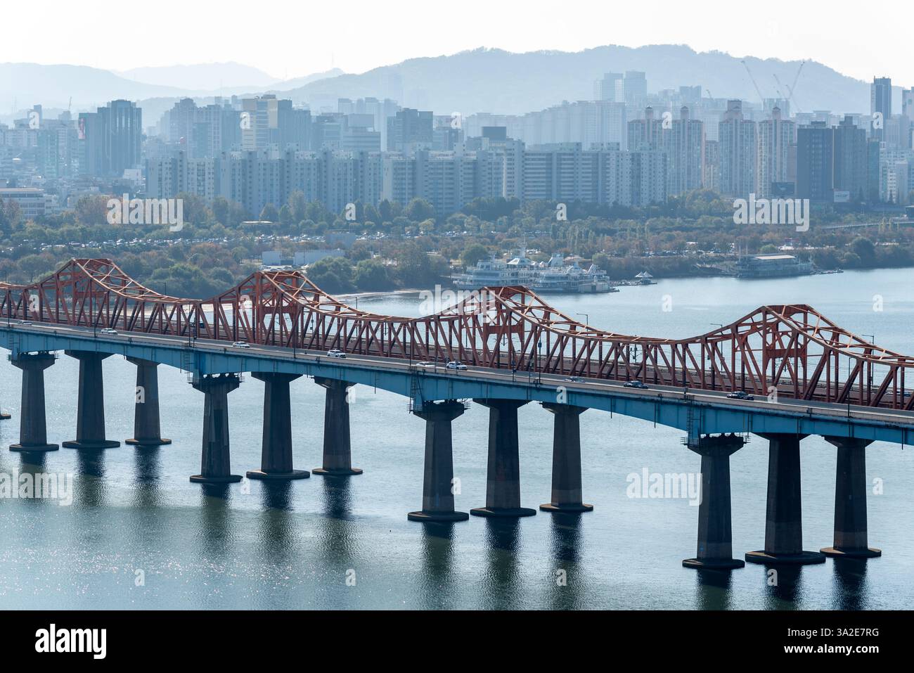 Il fiume Han Hangang e il paesaggio urbano di Seoul, capitale della Corea del Sud, il 12 novembre 2023 Foto Stock