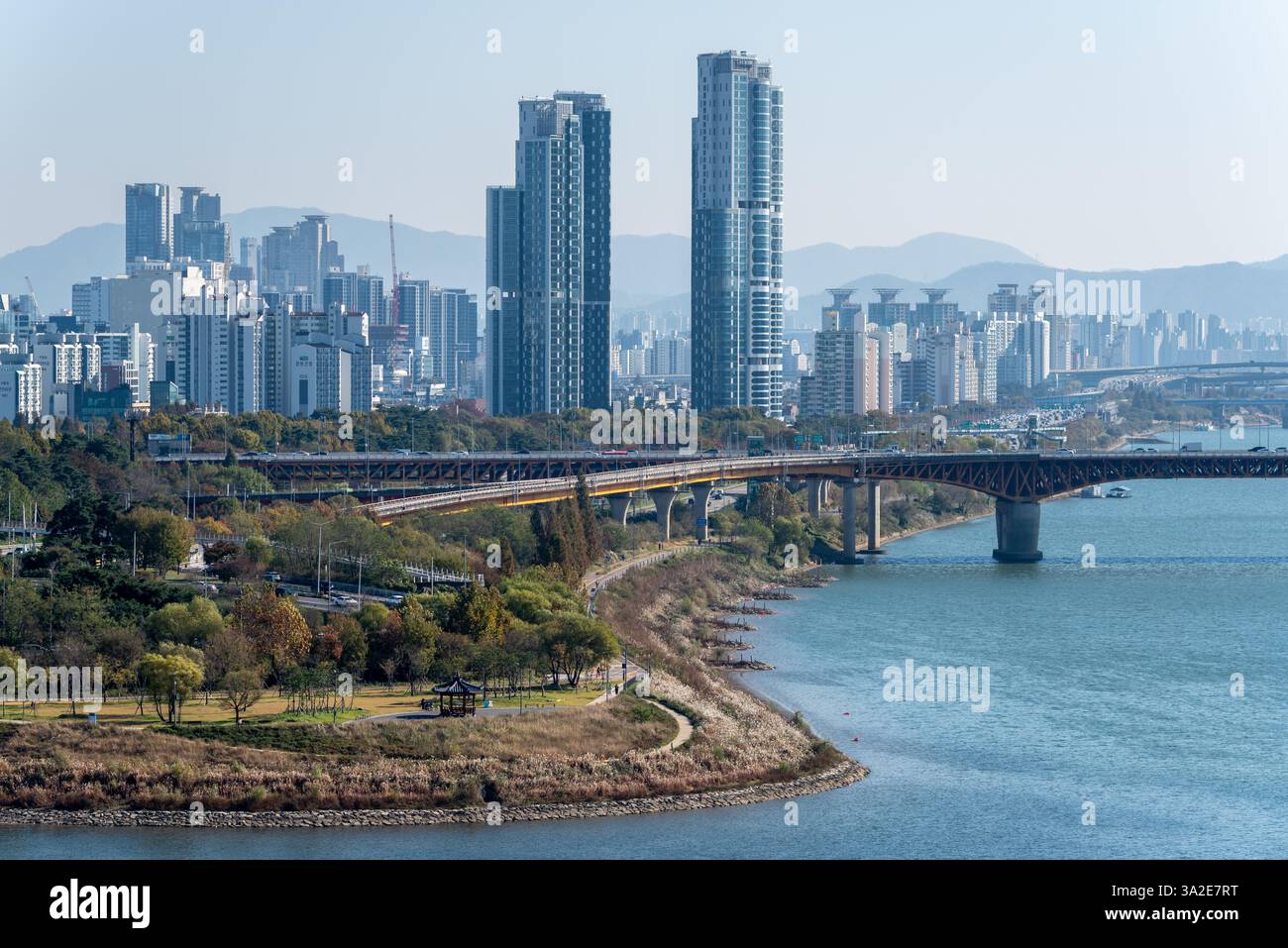 Il fiume Han Hangang e il paesaggio urbano di Seoul, capitale della Corea del Sud, il 12 novembre 2023 Foto Stock