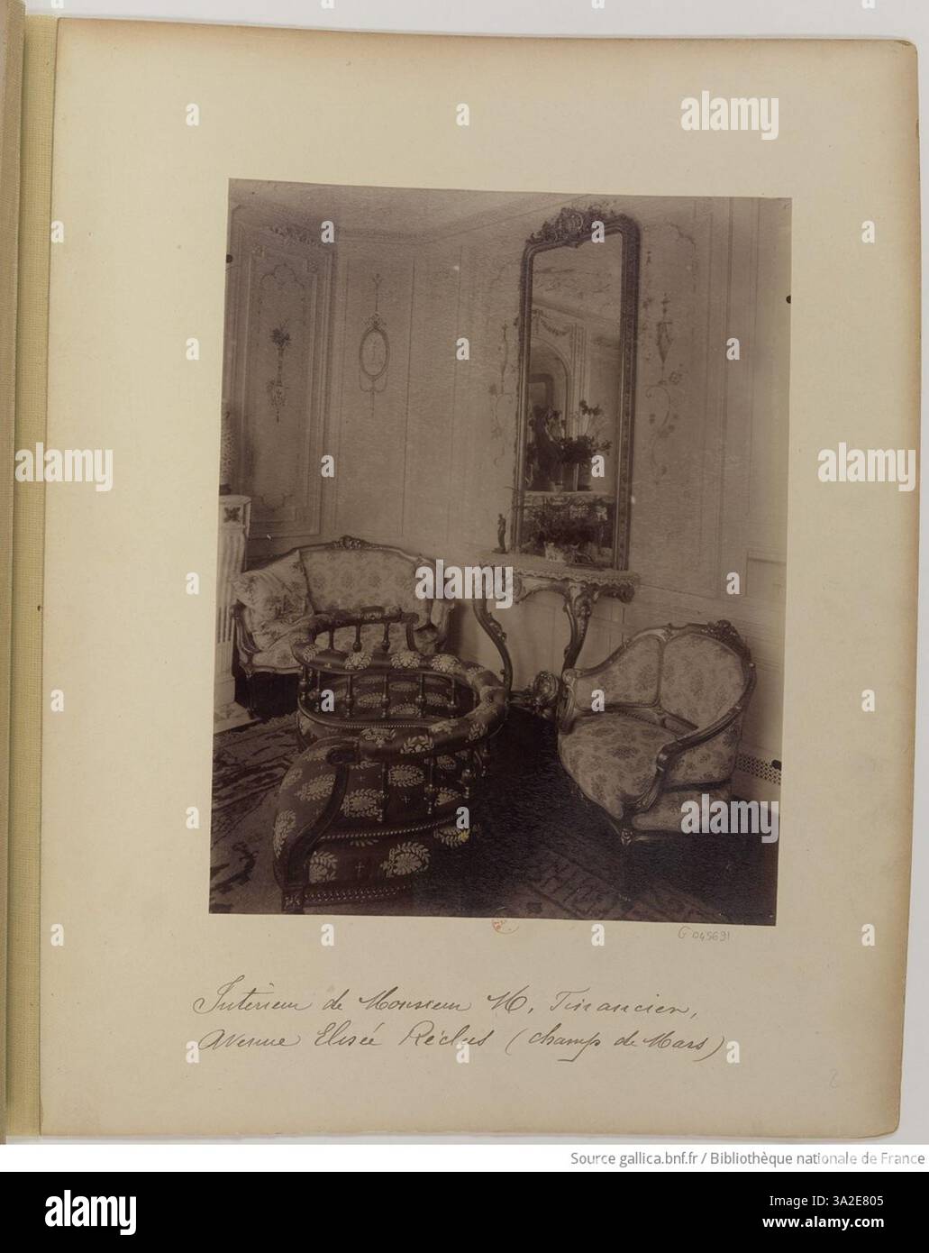 Questa immagine di Eugène Atget raffigura l'interno del signor M., un finanziere, in Avenue Elisée Reclus, Parigi. L'attenzione è rivolta al lussuoso spazio bagno, che riflette lo stile di vita ricco della Parigi dei primi anni del XX secolo. Foto Stock Questa immagine di Eugène Atget raffigura l'interno del signor M., un finanziere, in Avenue Elisée Reclus, Parigi. L'attenzione è rivolta al lussuoso spazio bagno, che riflette lo stile di vita ricco della Parigi dei primi anni del XX secolo. Foto Stock