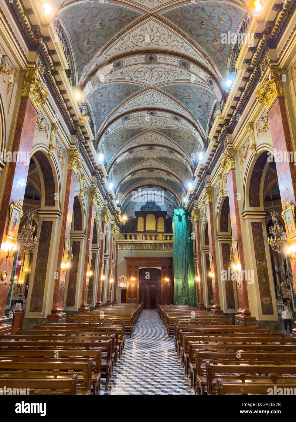 Il loft per organo e il soffitto della navata della Cattedrale di Salta a Salta, Argentina. Foto Stock