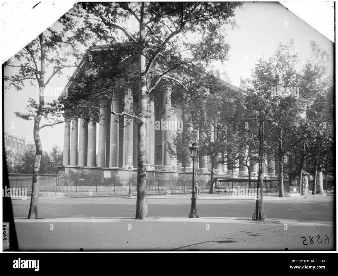 In questa fotografia del 1910, Eugène Atget cattura una vista generale dell'Eglise de la Madeleine a Parigi, evidenziando la sua imponente architettura neoclassica. Foto Stock