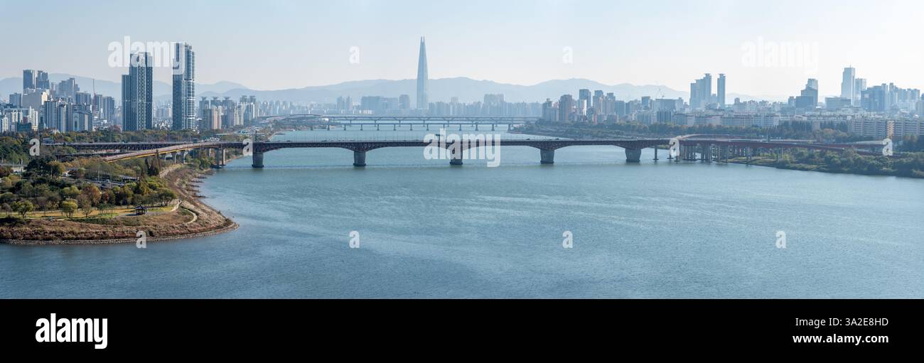 Il fiume Han Hangang e il paesaggio urbano di Seoul, capitale della Corea del Sud, il 12 novembre 2023 Foto Stock