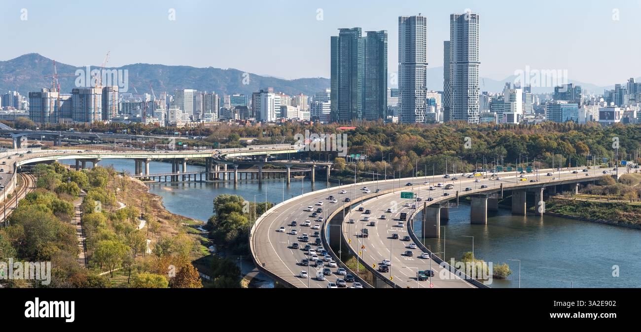 Il fiume Han Hangang e il paesaggio urbano di Seoul, capitale della Corea del Sud, il 12 novembre 2023 Foto Stock