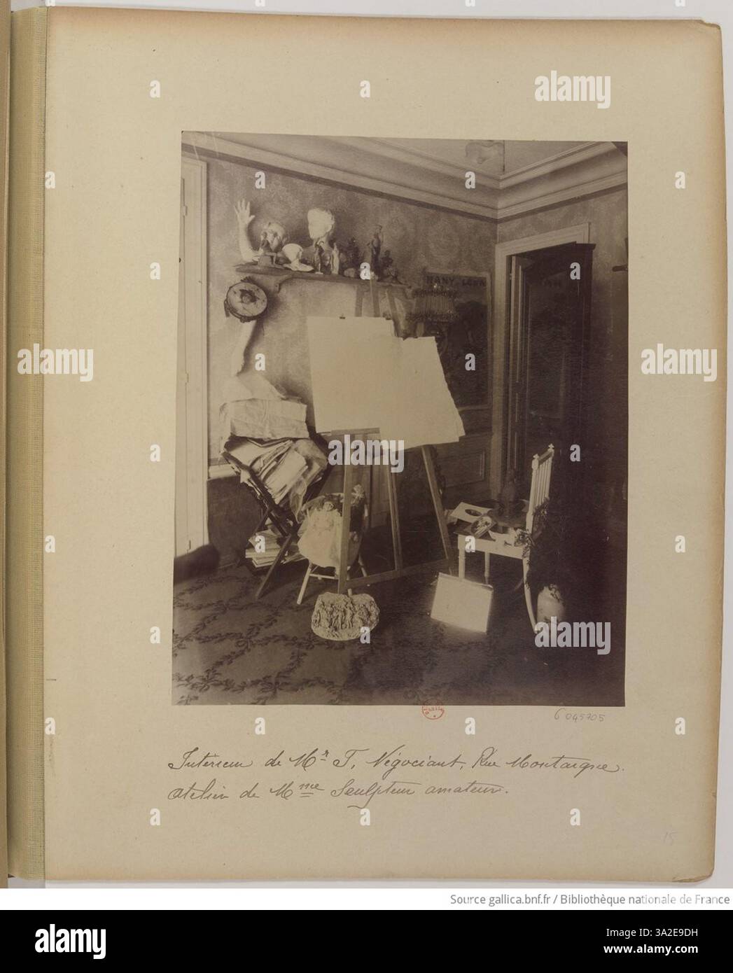 La fotografia di Eugène Atget mostra l'interno della casa mercantile di Mr. F in Rue Montaigne, con lo studio di scultura amatoriale di Mme, che mette in evidenza la cultura artistica parigina alla fine del XIX secolo. Foto Stock