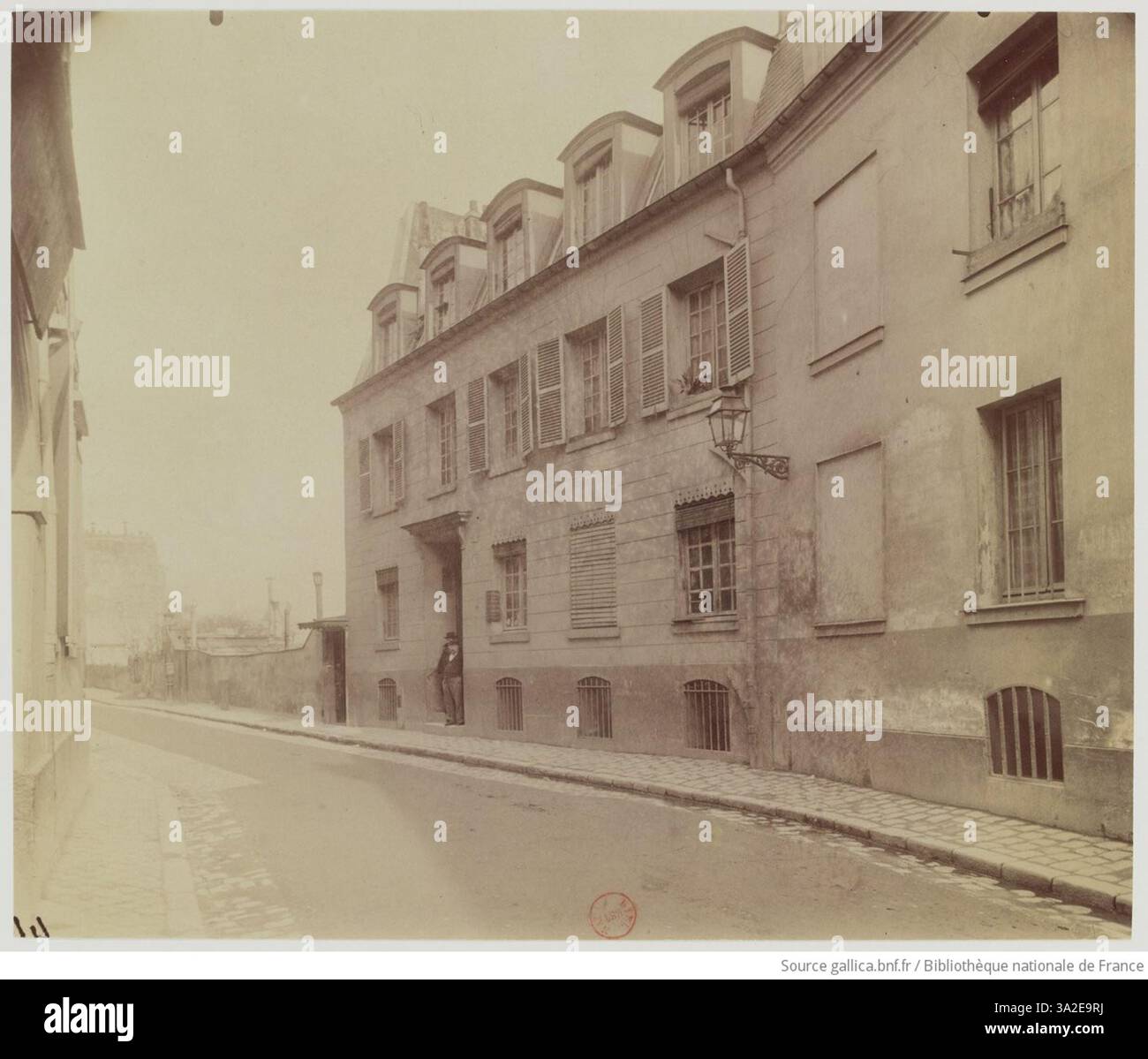 Eugène Atget cattura la Maison de Balzac al 47 di rue Raynouard, raffigurando la casa storica legata all'eredità dello scrittore Honoré de Balzac a Parigi. Foto Stock