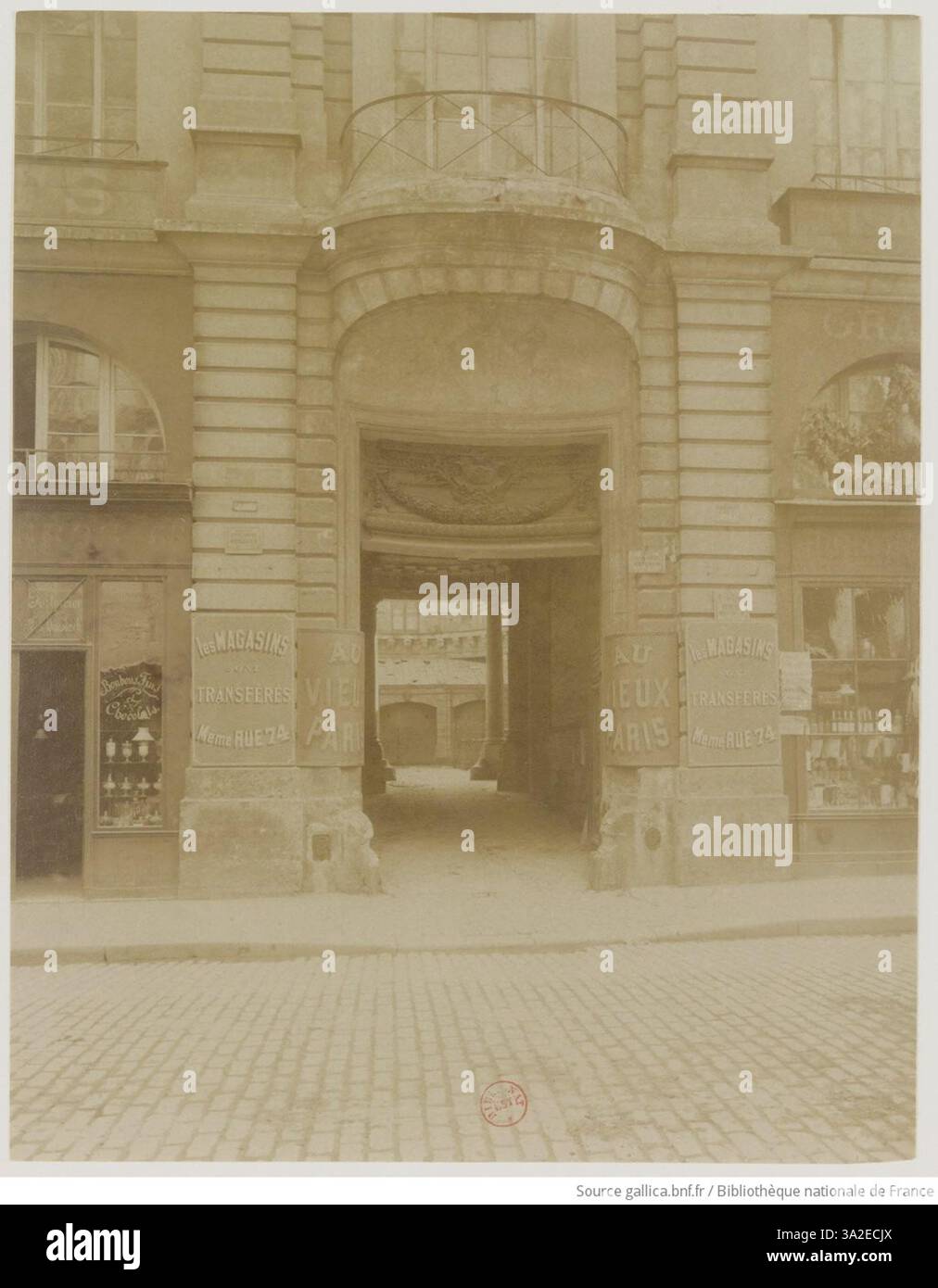 Questa fotografia di Eugène Atget raffigura Hôtel de Beauvais al 68 di Rue Francois-Miron, catturandone le caratteristiche architettoniche e il significato storico all'interno di Parigi. Foto Stock