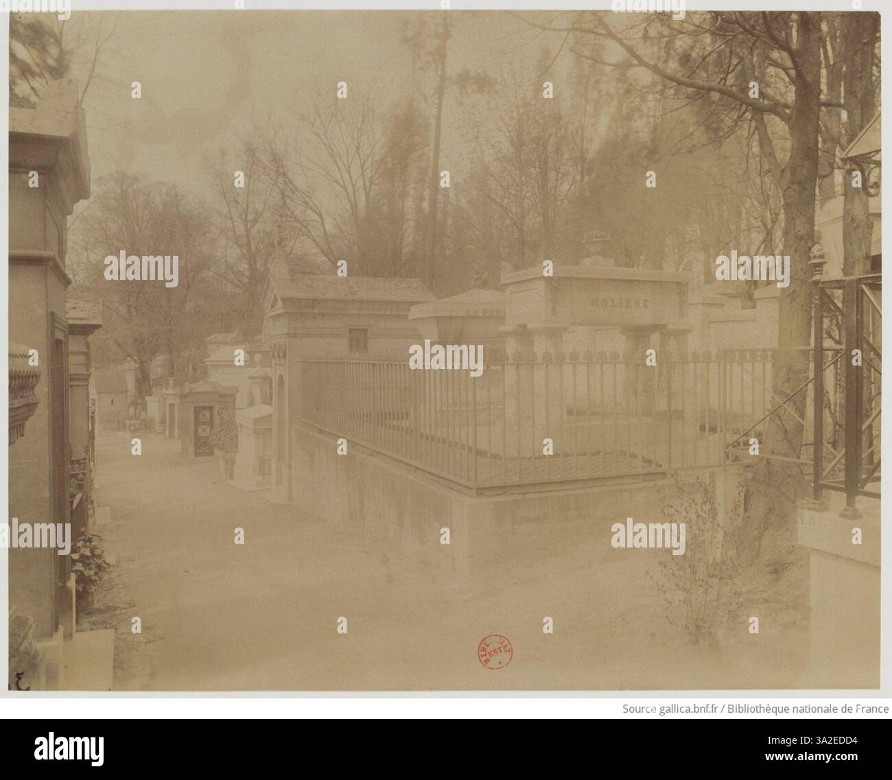 Questa fotografia di Eugène Atget raffigura una sezione del cimitero di Père Lachaise, sottolineando le lapidi e l'atmosfera tranquilla di questo sito storico. Il lavoro di Atget documenta il significato architettonico ed emotivo del cimitero nella Parigi del XX secolo. Foto Stock