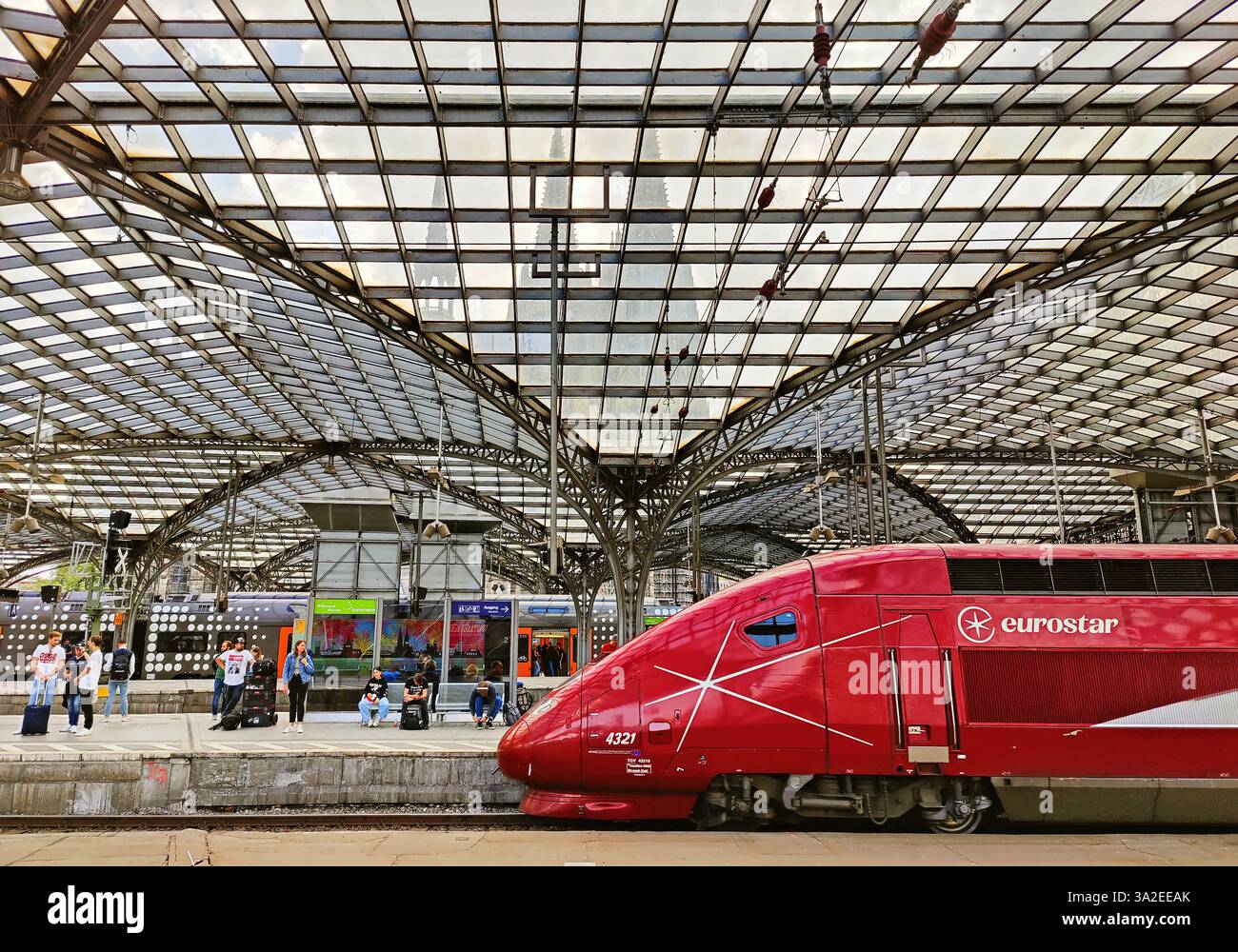 Stazione centrale di Colonia con treno Eurostar ad alta velocità e vista della Cattedrale di Colonia attraverso il tetto in vetro, Germania, Renania settentrionale-Vestfalia, Colo Foto Stock