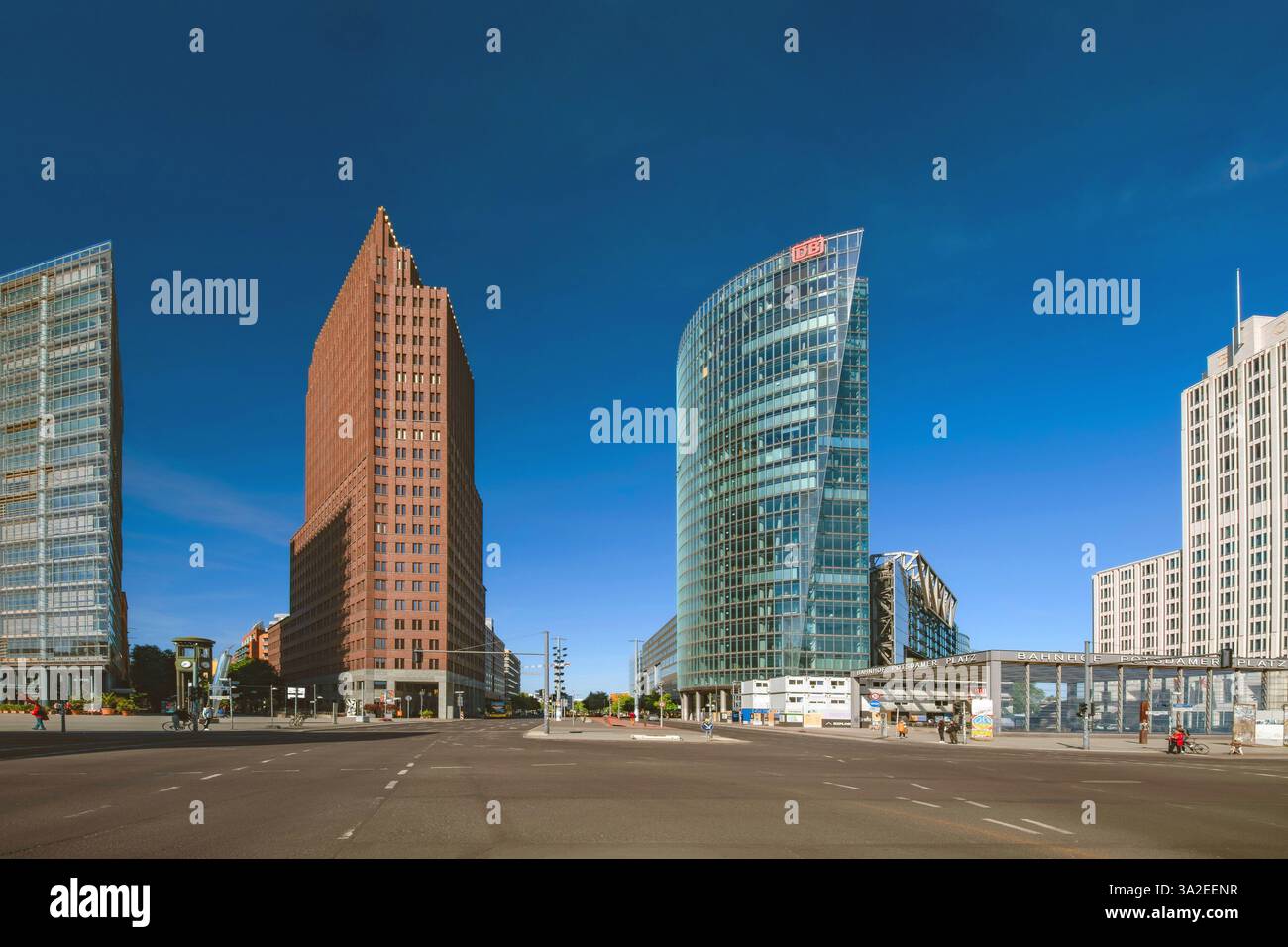 Potsdam Square, Potsdamer Platz, con i grattacieli Renzo piano 11, Kollhoff Tower, Bahntower e Ritz Carlton hotel di lusso, Germania, Berlino Foto Stock