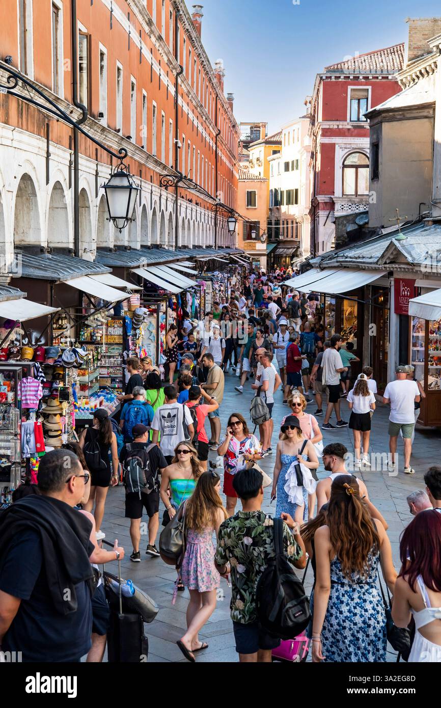 Folle di persone, turisti per le strade di Venezia, Italia, Venezia Foto Stock