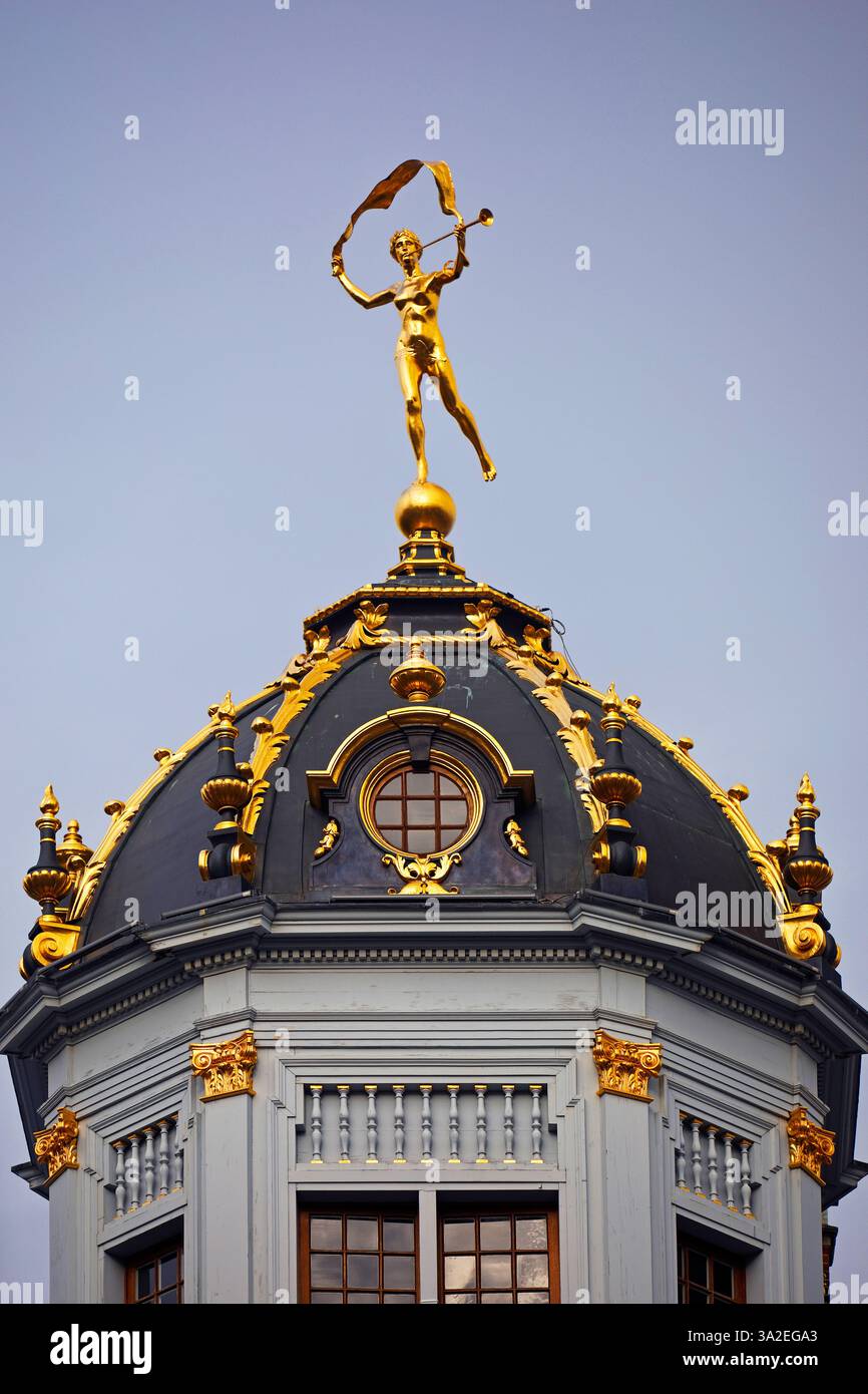 cupola con statua in bronzo dorato Renommee, Guildhall Au ROI d'Espagne, Grand-Place, Grote Markt, Belgio, Bruxelles Foto Stock