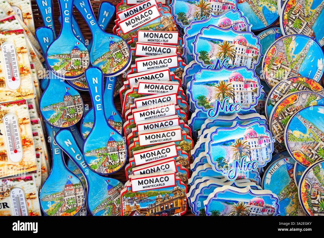 Magneti da frigo come souvenir al mercato di Cours Saleya, Francia, Nizza Foto Stock