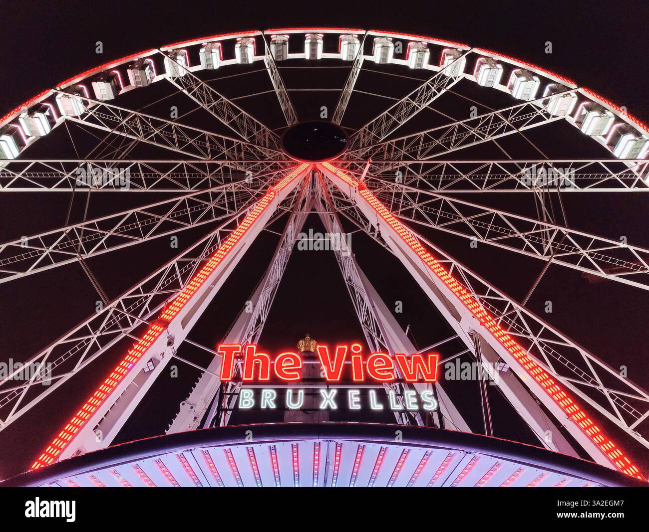 Ruota panoramica illuminata The View Bruxelles di notte, Belgio, Bruxelles Foto Stock