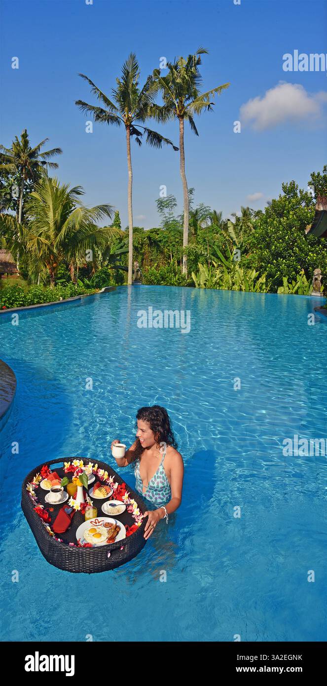 Vassoio colazione in piscina per gli ospiti dell'hotel, Indonesia, Bali Foto Stock