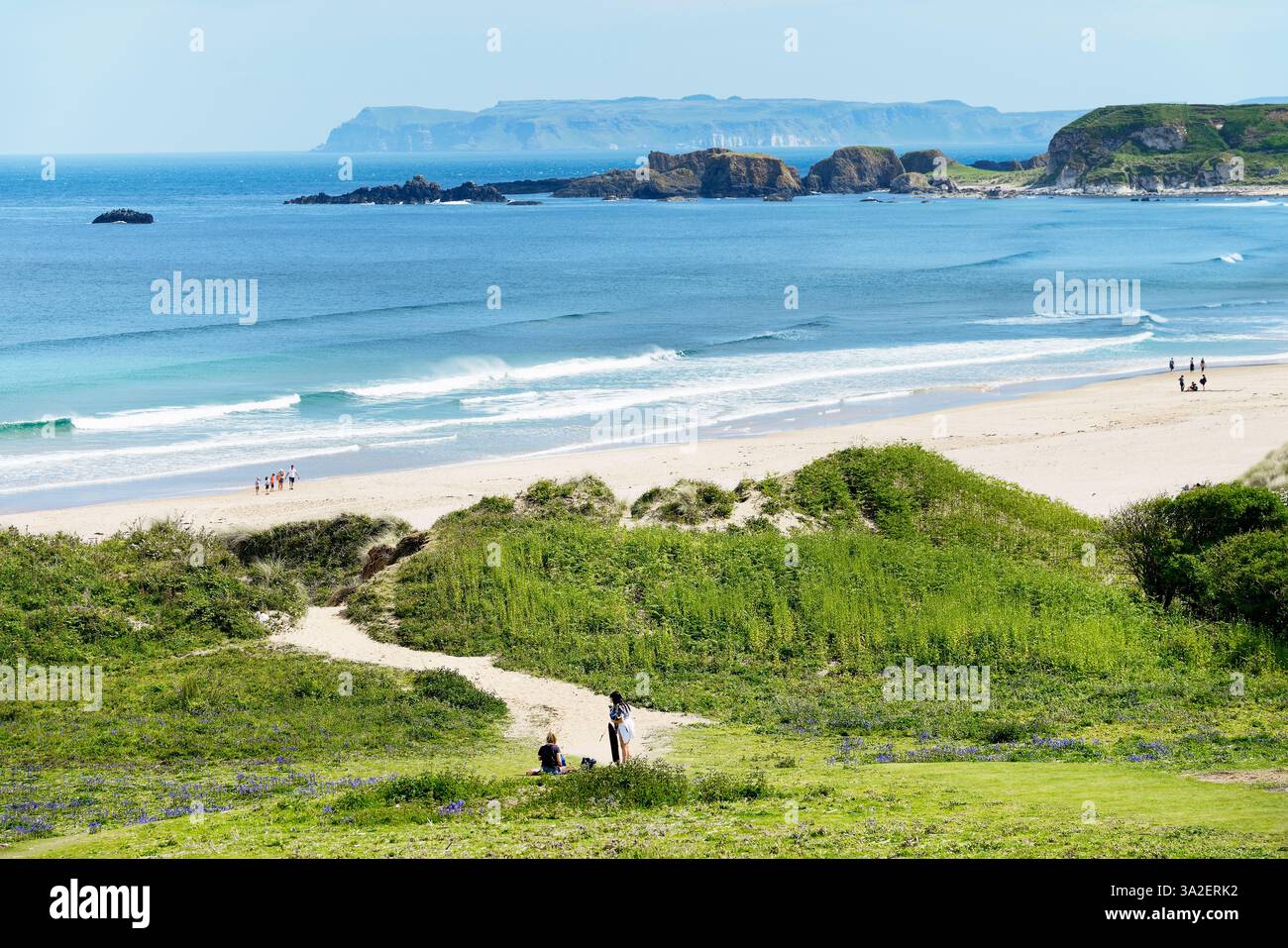 White Park Bay sulla Giants Causeway Coast della contea di Antrim, Irlanda del Nord. Rathlin Island in lontananza. Estate Foto Stock
