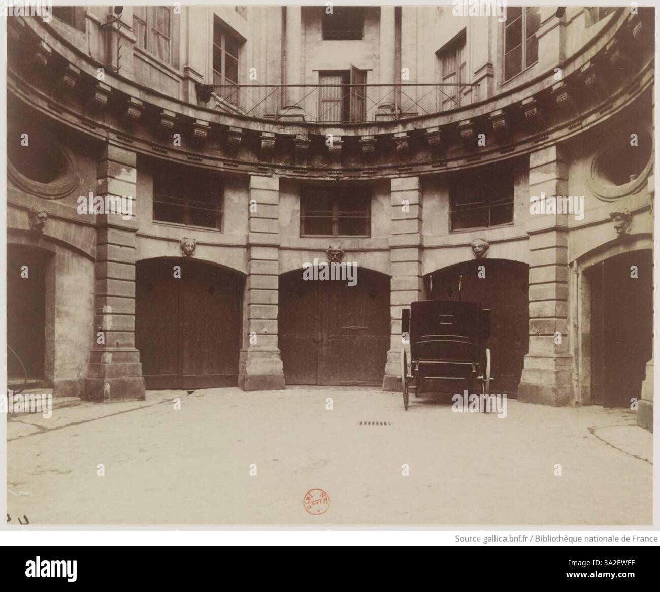 L'immagine di Hôtel de Beauvais di Eugène Atget, al 68 di Rue de Beauvais-Miron, presenta l'edificio storico e i suoi dettagli architettonici sullo sfondo parigino. Foto Stock