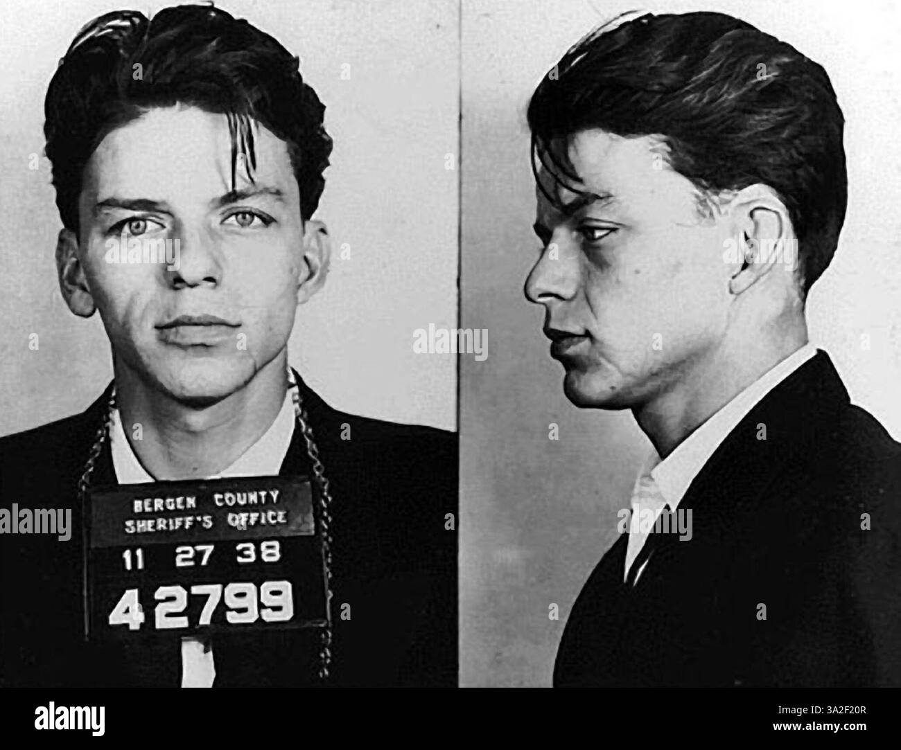 27 novembre 1938 - Bergen County, New Jersey, USA - il ventitreenne FRANK SINATRA è stato arrestato dallo sceriffo della contea di Bergen, New Jersey, nel 1938 e accusato di aver portato avanti una donna sposata. L'accusa fu poi cambiata in adulterio, e alla fine fu respinta. Foto Stock