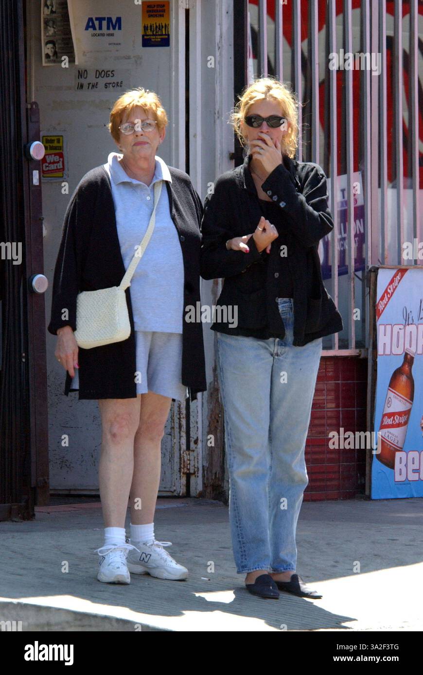 ! I passanti guardavano nell'incredulità come "Pretty Woman" JULIA ROBERTS e sua madre BETTY LOU ROBERTS hanno trascorso un pomeriggio facendo shopping nel quartiere di Venice Beach, dove l'attrice ha recentemente comprato una casa con il marito Danny Moder. Julia, che sembra stanca e attratta, teneva delicatamente la mano di sua madre, che compie 69 anni in due settimane. Sono andati in diverse boutique di abbigliamento e in un negozio di articoli d'arte, ma se ne sono andati senza comprare nulla. Foto Stock
