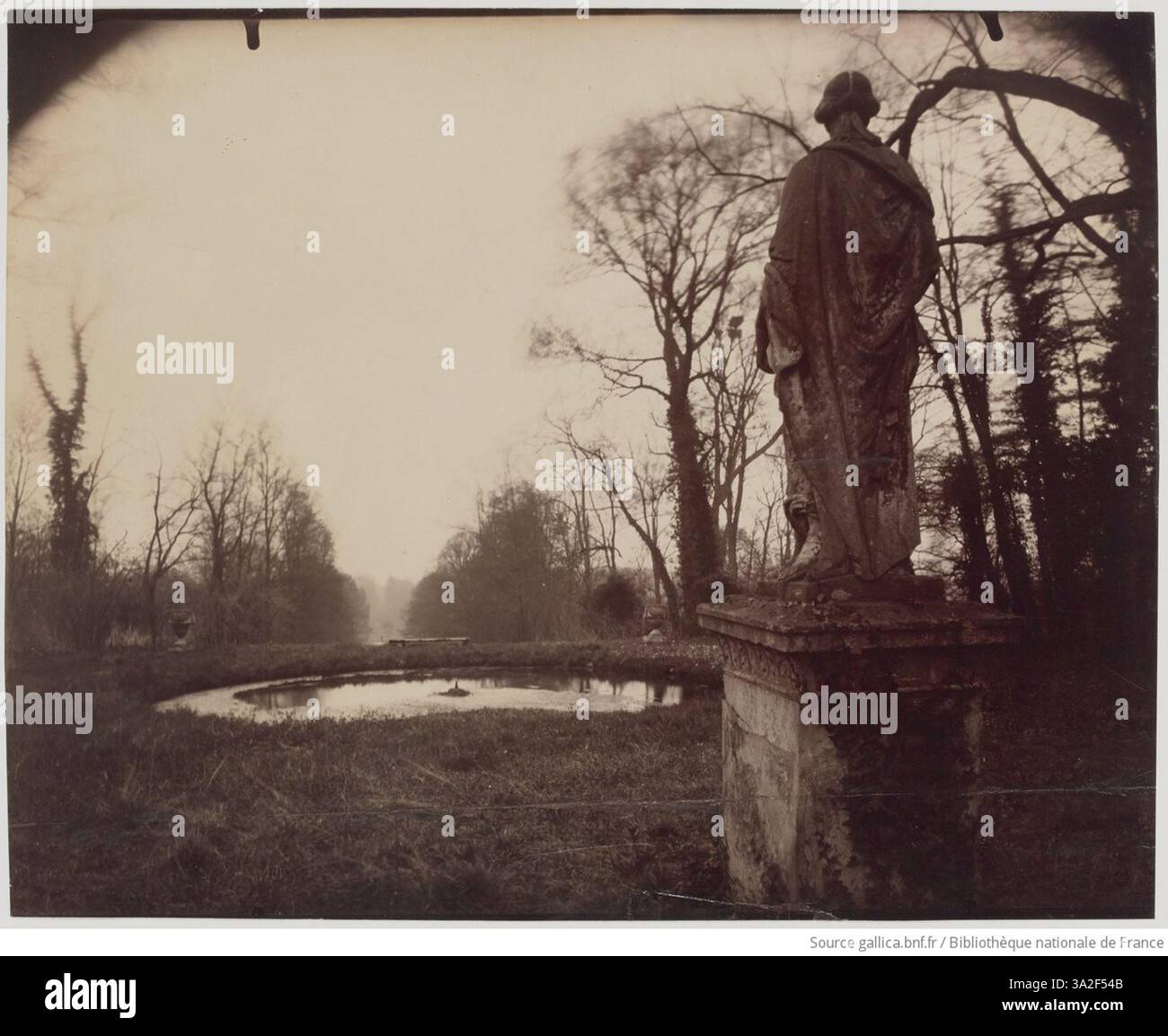 La fotografia di Eugène Atget mostra la bellezza strutturata dei giardini del Parc de Sceaux, con file di alberi uniformemente distanziati e un percorso ben definito che conduce attraverso il parco. Foto Stock