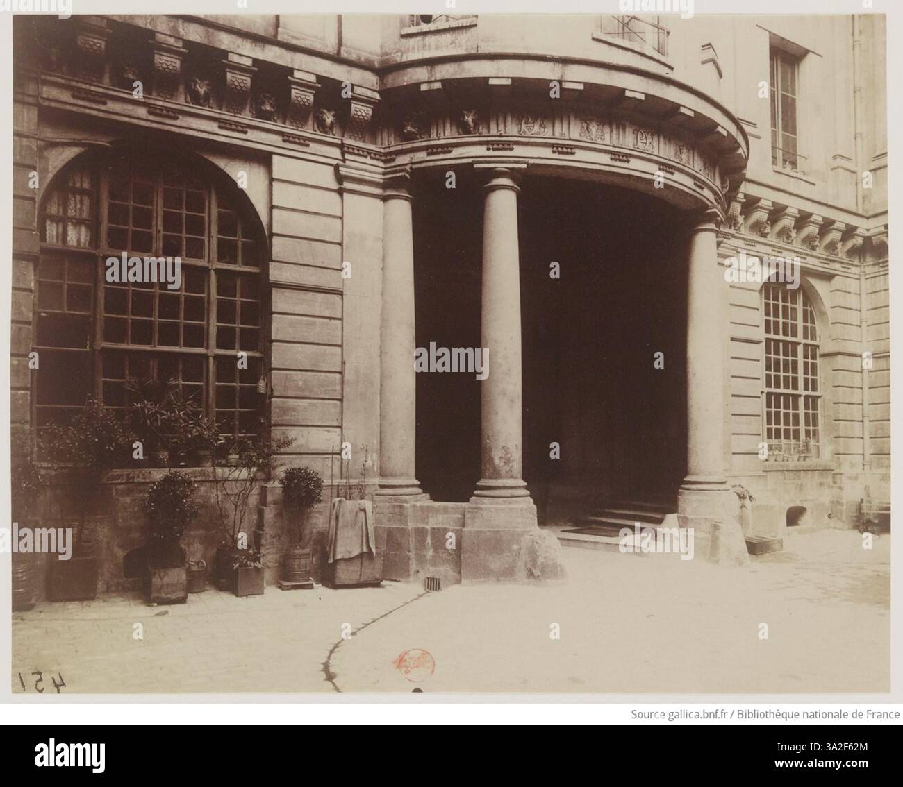 Questa fotografia di Eugène Atget raffigura Hôtel de Beauvais, situato al 68 di Rue Francois Miron a Parigi, che mostra l'architettura storica dell'edificio e la sua posizione nel paesaggio urbano dei primi anni del XX secolo. Foto Stock