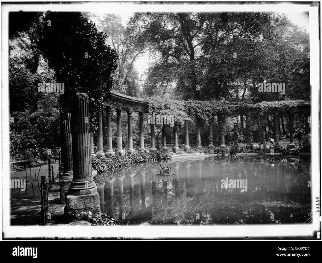 Questa fotografia del 1910 di Eugène Atget mostra la Naumachie, un monumento a Parc Monceau, Parigi, caratterizzato da uno stile classico che riflette il design storico del parco. Foto Stock