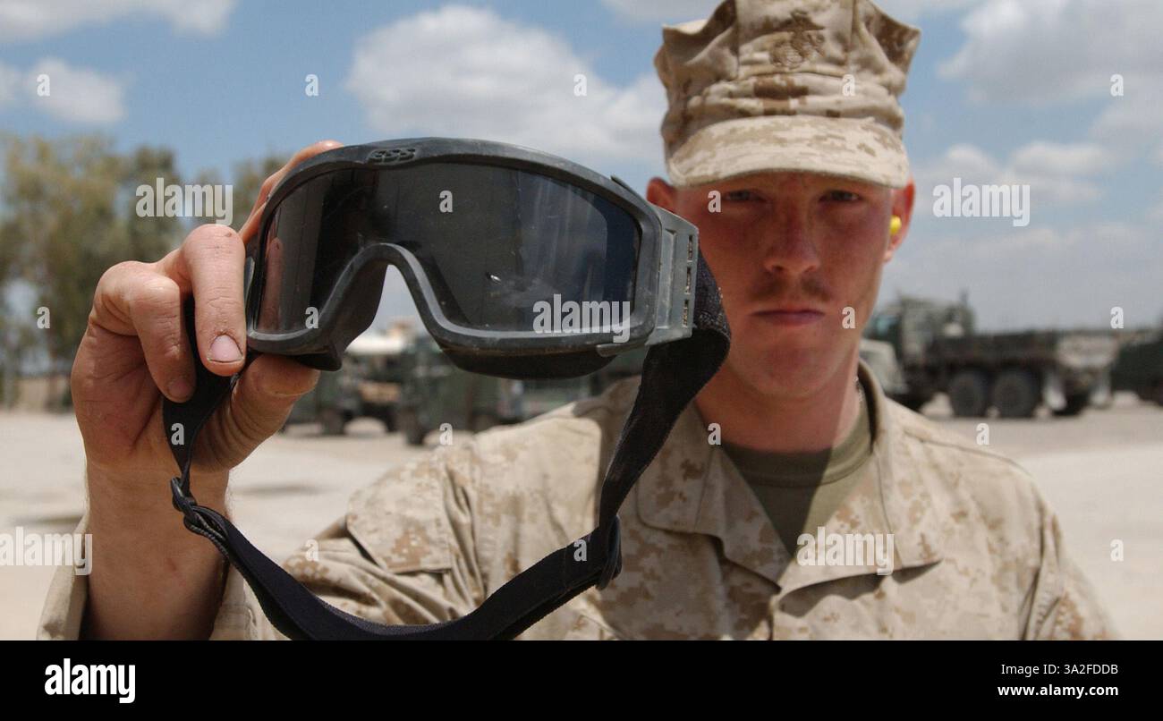 17 aprile 2004; Camp Mahmudiyah, Iraq; Lance Cpl. JAMES R. YAKUBSIN, 21 anni, mostra gli occhiali che gli hanno salvato la vista. Il Gainesville, Flag. Marine è un mitragliere con il Team Red Anti-Armor combinato il cui orecchio è stato ferito da un ordigno esplosivo improvvisato, ma grazie agli occhiali protettivi che indossava per la sua capacità di vedere. Foto Stock