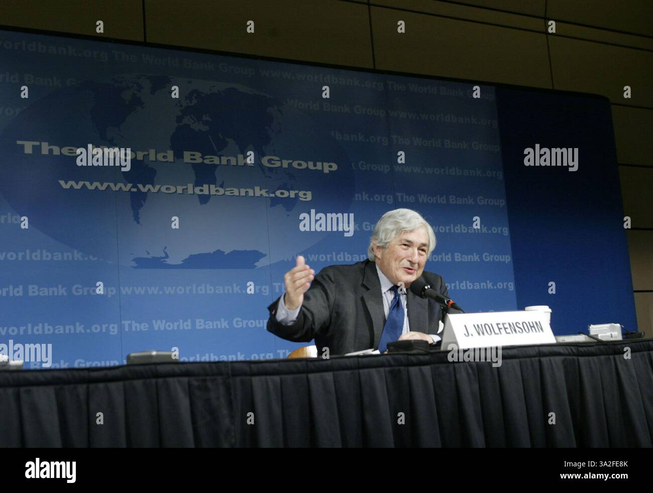 22 aprile 2004; Washington, DC, USA; il presidente del gruppo della Banca Mondiale JAMES D. WOLFENSOHN ha parlato durante un comunicato stampa all'incontro annuale di primavera del FMI e della Banca Mondiale, il 22 aprile 2004 presso la sede dell'FMI a Washington DC. Wolfensohn ha elogiato contemporaneamente l'aumento degli aiuti forniti dall'amministrazione Bush, ma ha anche detto che non erano sufficienti se considerati proporzionalmente al prodotto nazionale lordo. Foto Stock