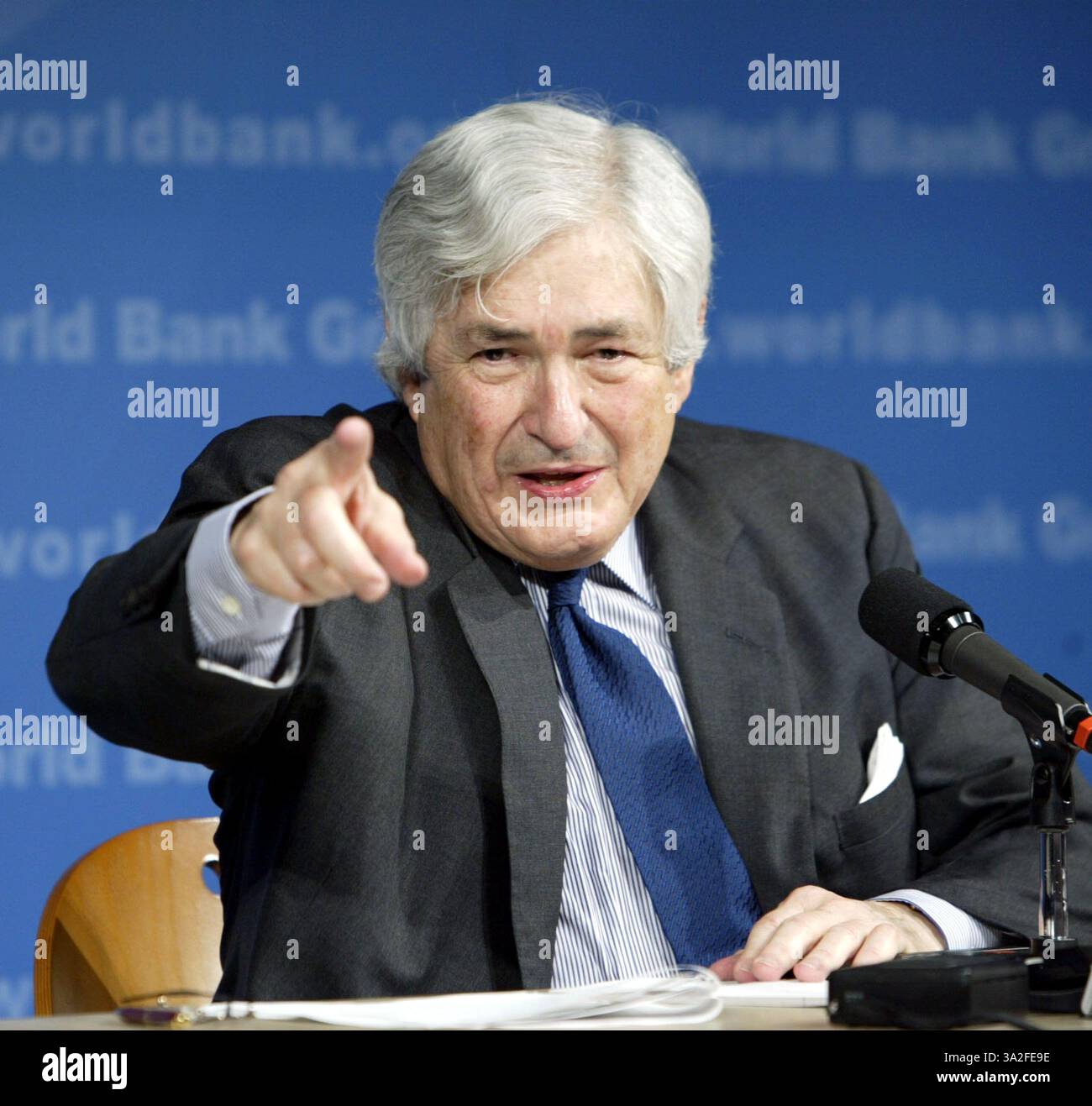 22 aprile 2004; Washington, DC, USA; il presidente del gruppo della Banca Mondiale JAMES D. WOLFENSOHN ha parlato durante un comunicato stampa all'incontro annuale di primavera del FMI e della Banca Mondiale, il 22 aprile 2004 presso la sede dell'FMI a Washington DC. Wolfensohn ha elogiato contemporaneamente l'aumento degli aiuti forniti dall'amministrazione Bush, ma ha anche detto che non erano sufficienti se considerati proporzionalmente al prodotto nazionale lordo. Foto Stock