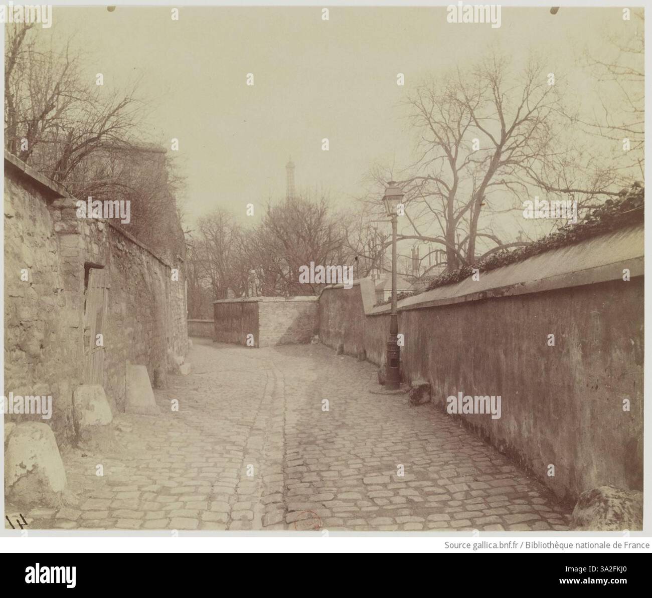 L'immagine di Eugène Atget cattura Rue Raynouard a Passy, illustrando il carattere architettonico e l'atmosfera di questa storica strada parigina. Foto Stock