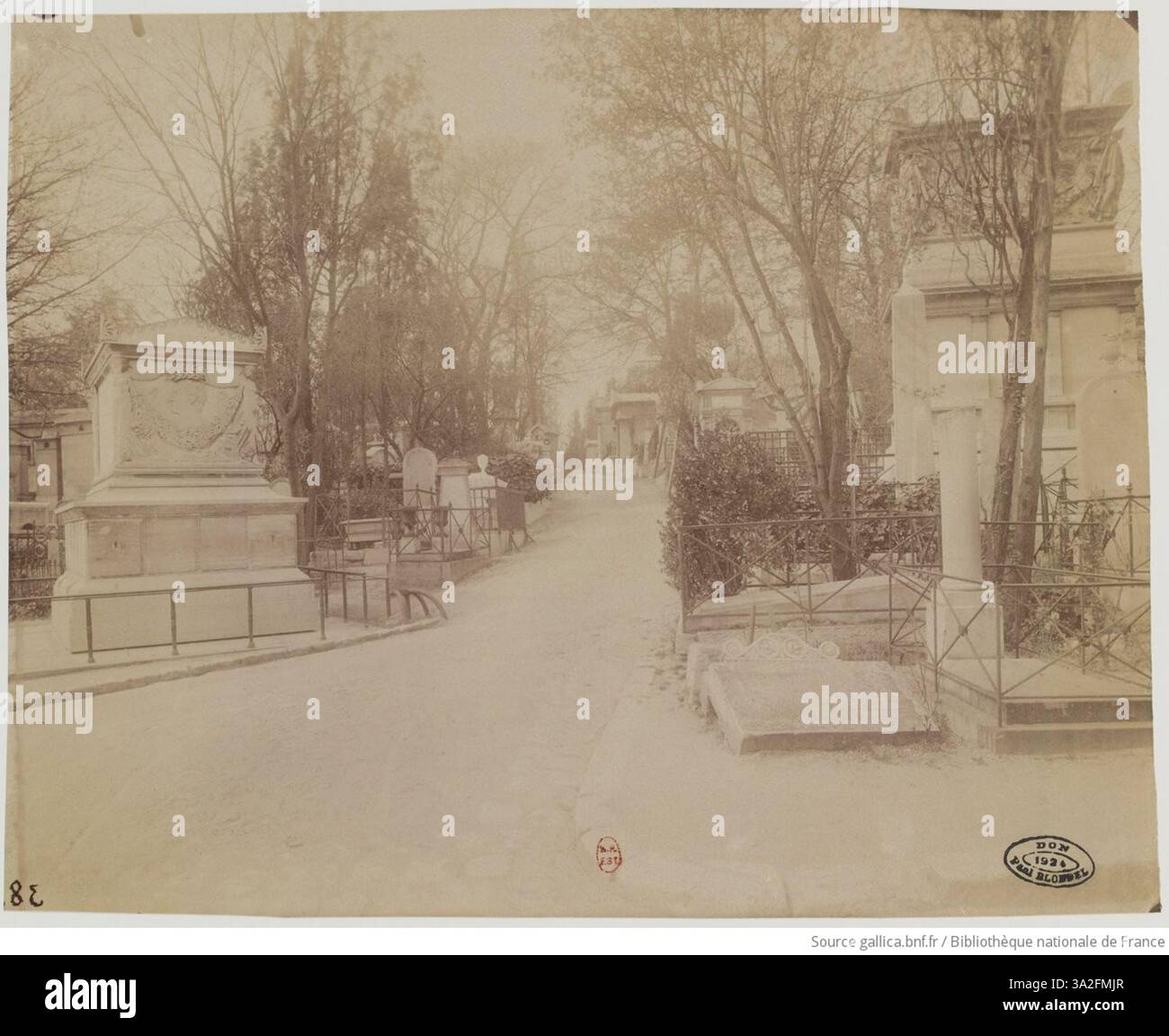 La fotografia di Eugène Atget dei primi anni del XX secolo cattura il Carré des Généraux a Père Lachaise, mostrando le tombe storiche e la solenne architettura del cimitero. L'immagine riflette l'attenzione di Atget sui monumenti e sui siti storici parigini. Foto Stock