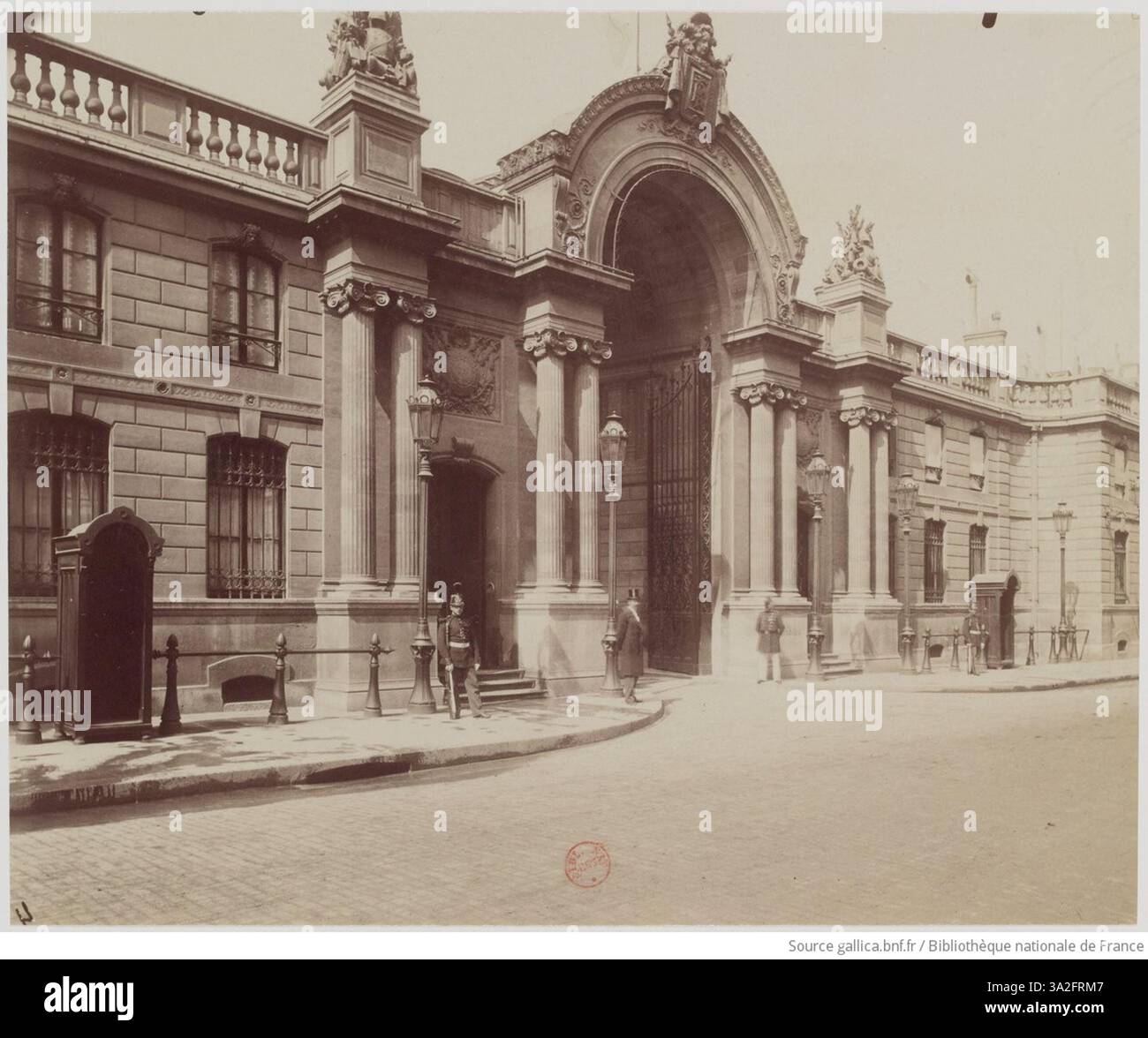 La fotografia di Eugène Atget dell'Hôtel du Comte d'Evreux, situata vicino al Palais de l'Elysée in Rue St Honoré a Parigi, mette in risalto il suo significato storico e le sue caratteristiche architettoniche. Foto Stock