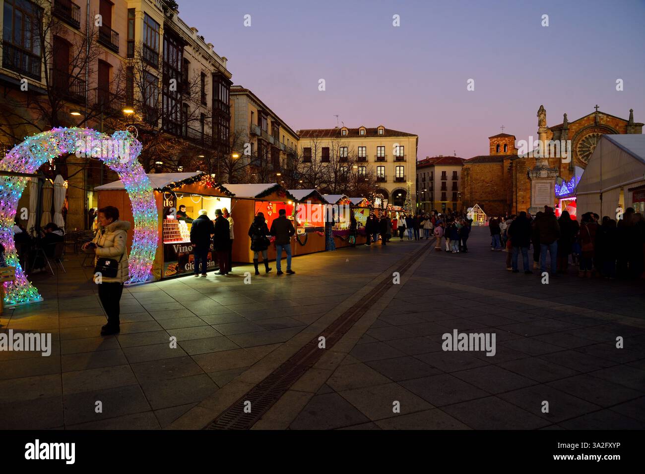 Mercatino di Natale in Piazza Santa Teresa di Gesù, nella città di Ávila. Foto Stock