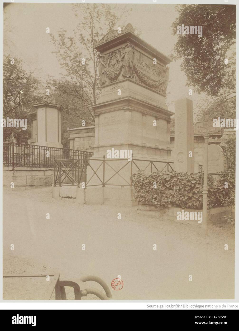 In questa fotografia, Eugène Atget raffigura la tomba dell'ammiraglio Decrès al cimitero di Père Lachaise. Il memoriale commemora il servizio dell'ammiraglio e mette in evidenza lo stile architettonico della sua tomba. Foto Stock
